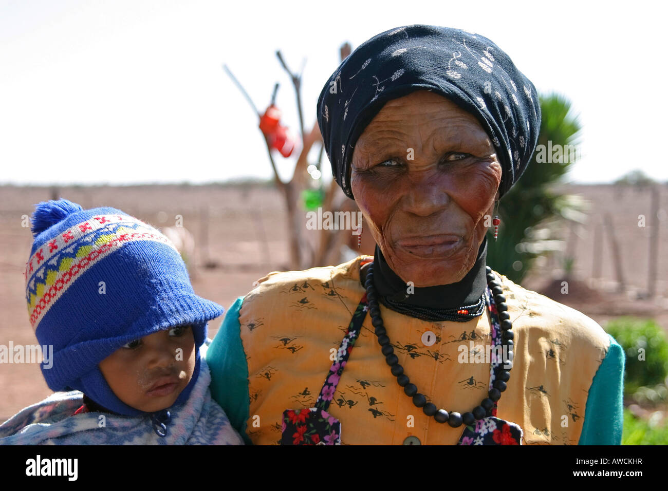 Donna della Namibia con bambino, sud della Namibia, Africa Foto Stock