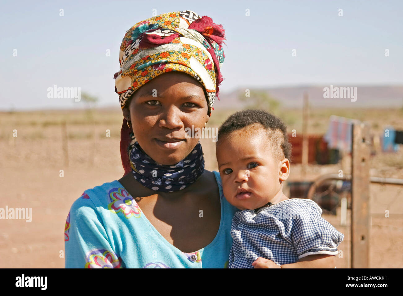 Giovane donna namibiano con bambino, sud della Namibia, Africa Foto Stock