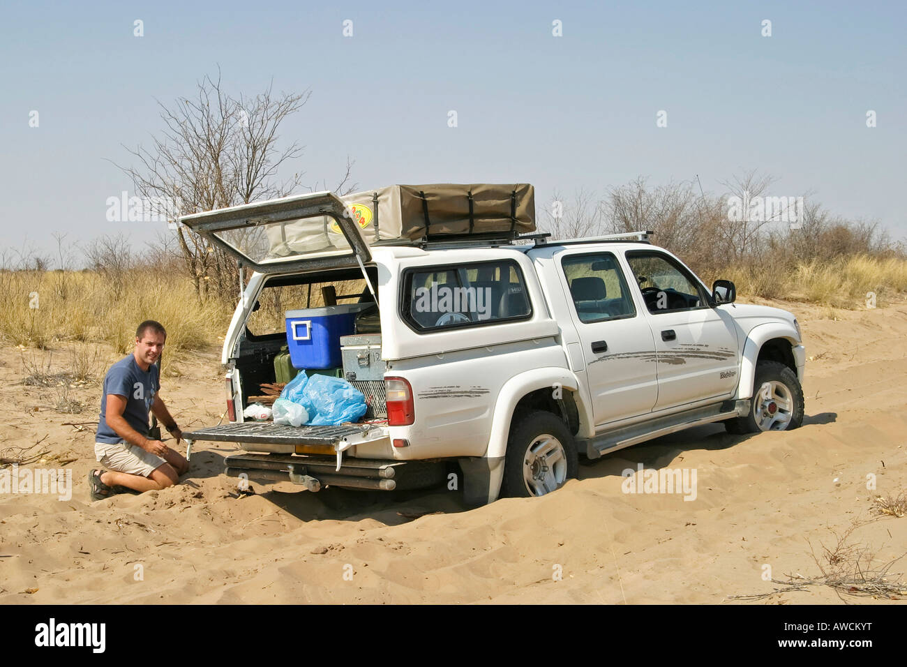 Rotture di 4x4 in sabbia profonda sulla strada per il Centralkalahari, Botswana, Africa Foto Stock
