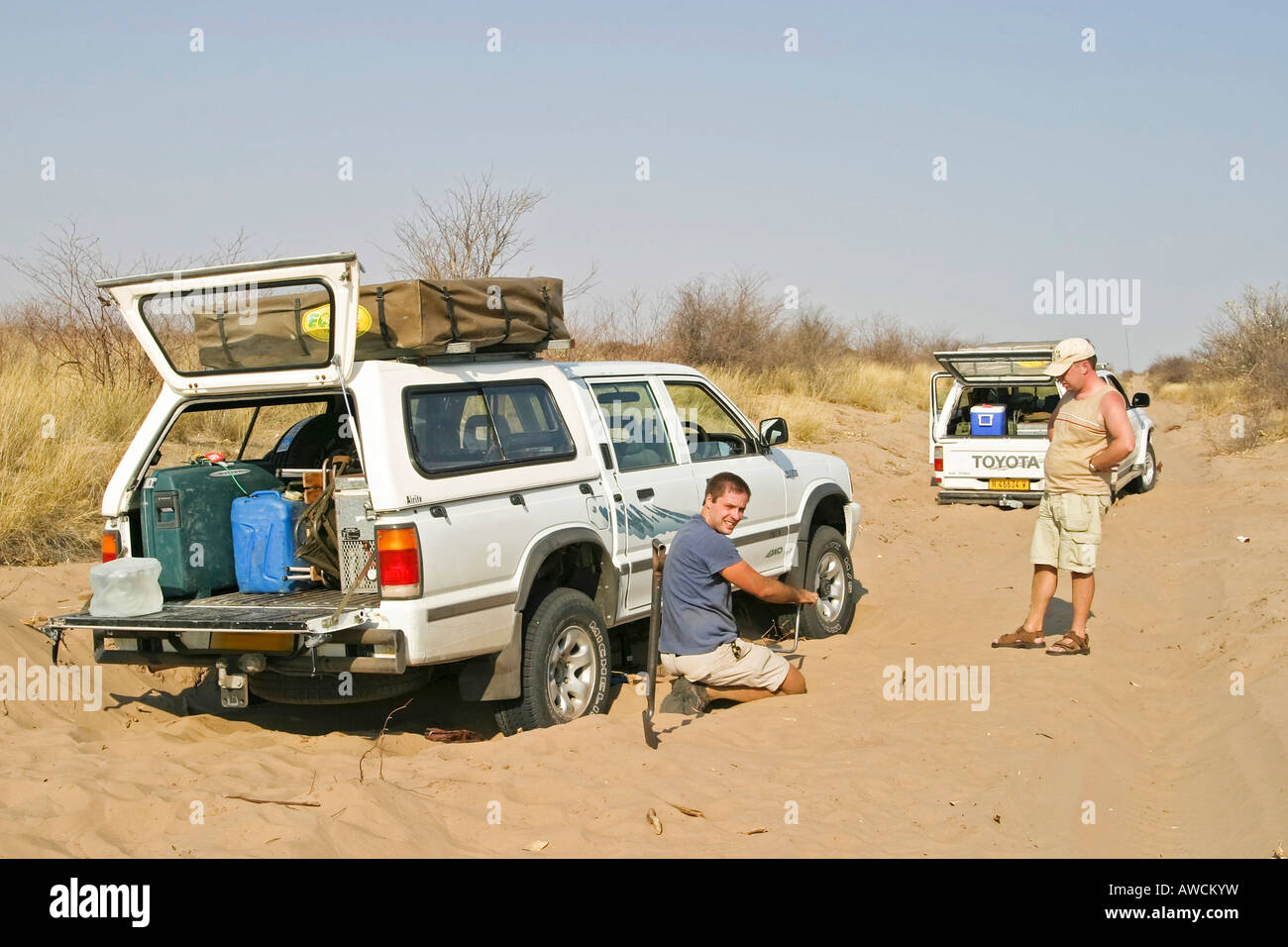 Rotture di 4x4 in sabbia profonda sulla strada per il Centralkalahari, Botswana, Africa Foto Stock