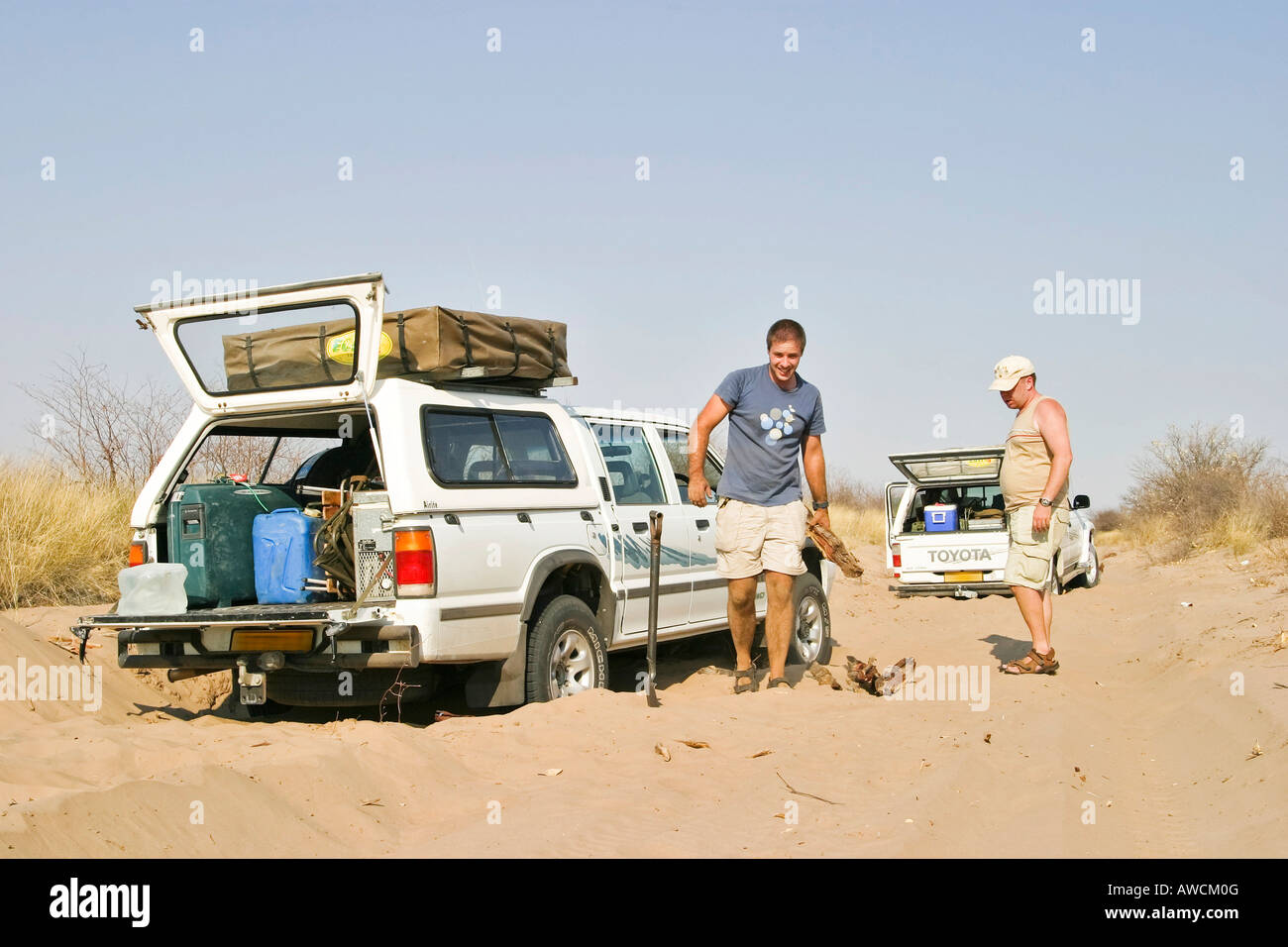 Rotture di 4x4 in sabbia profonda sulla strada per il Centralkalahari, Botswana, Africa Foto Stock