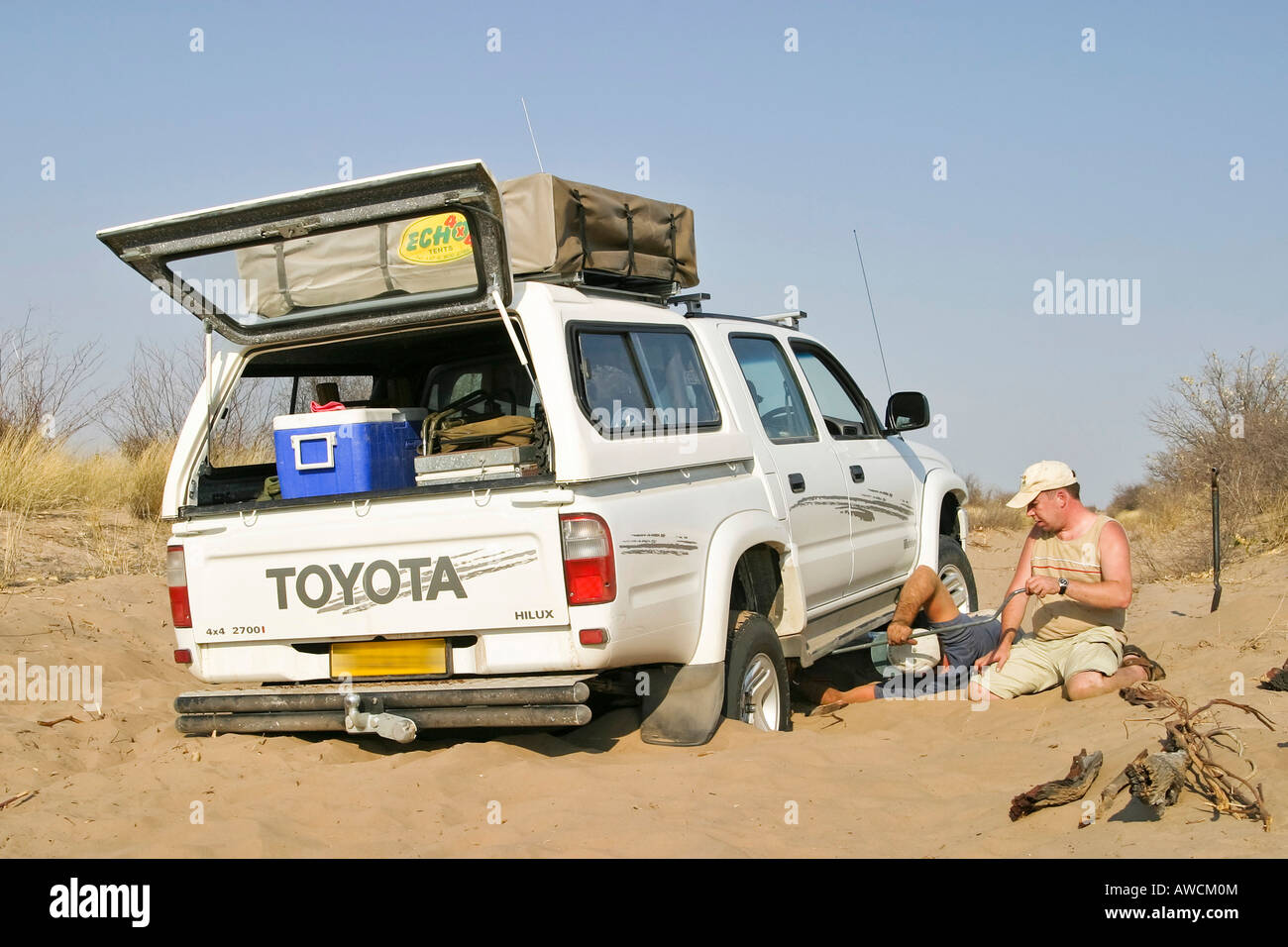 Rotture di 4x4 in sabbia profonda sulla strada per il Centralkalahari, Botswana, Africa Foto Stock