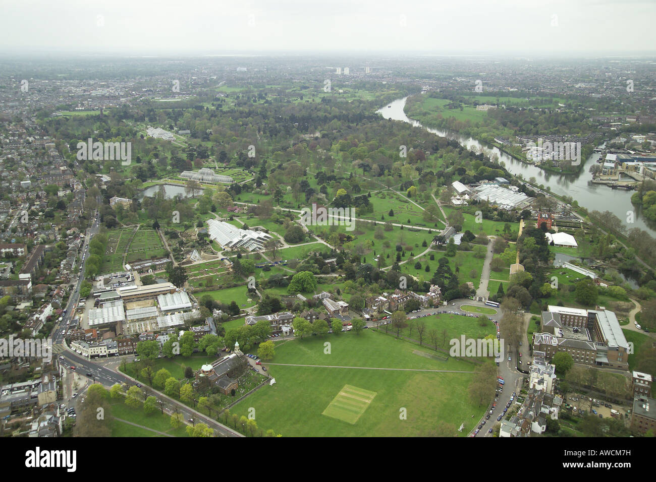 Vista aerea della Royal Botanic Gardens di Kew con la Principessa di Galles conservatorio e la Casa delle Palme Foto Stock