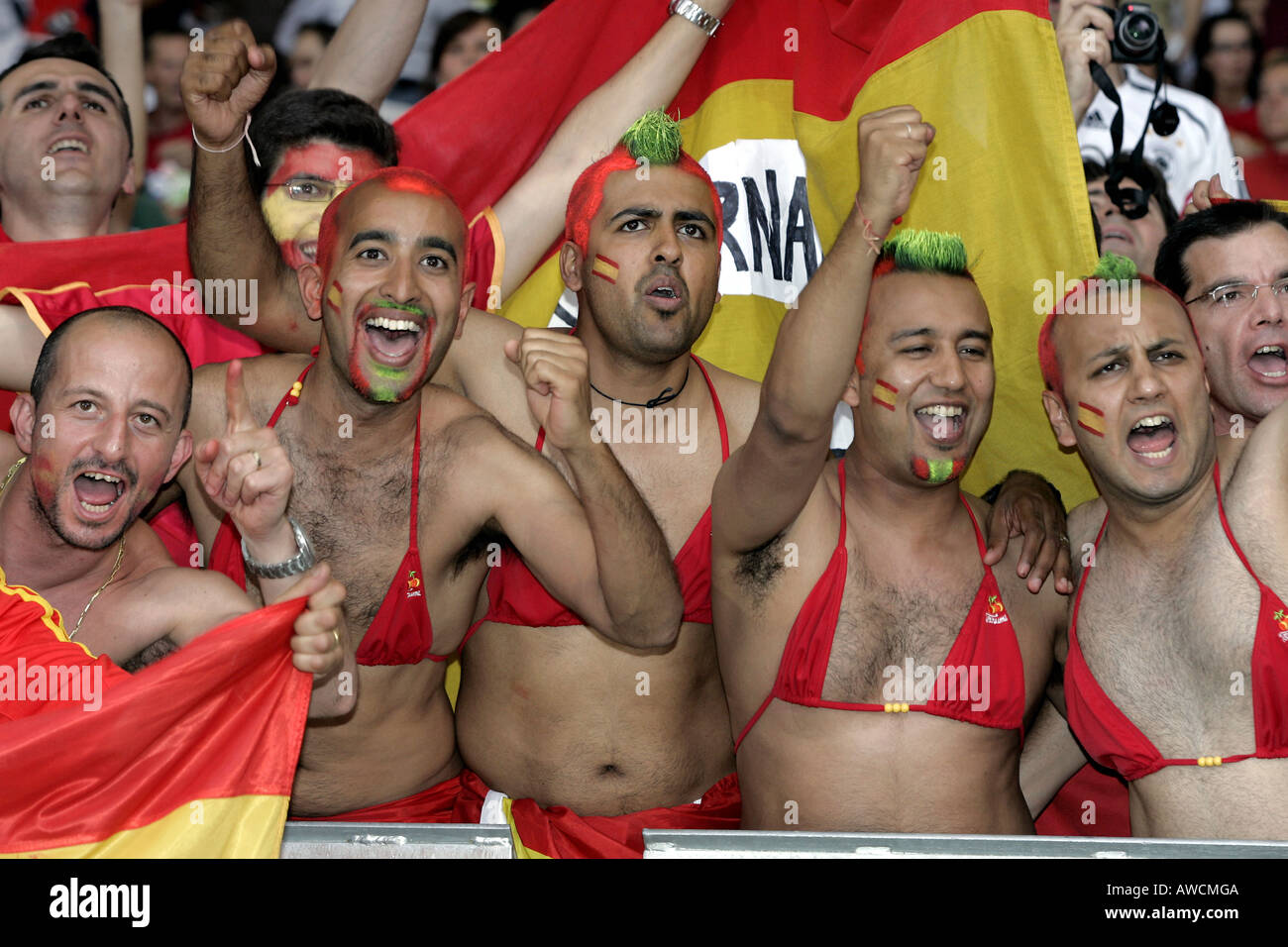 Tifosi spagnoli con dipinto di capelli e indossando un bikini tops in mezzo alla folla durante la Coppa del Mondo 2006 Foto Stock
