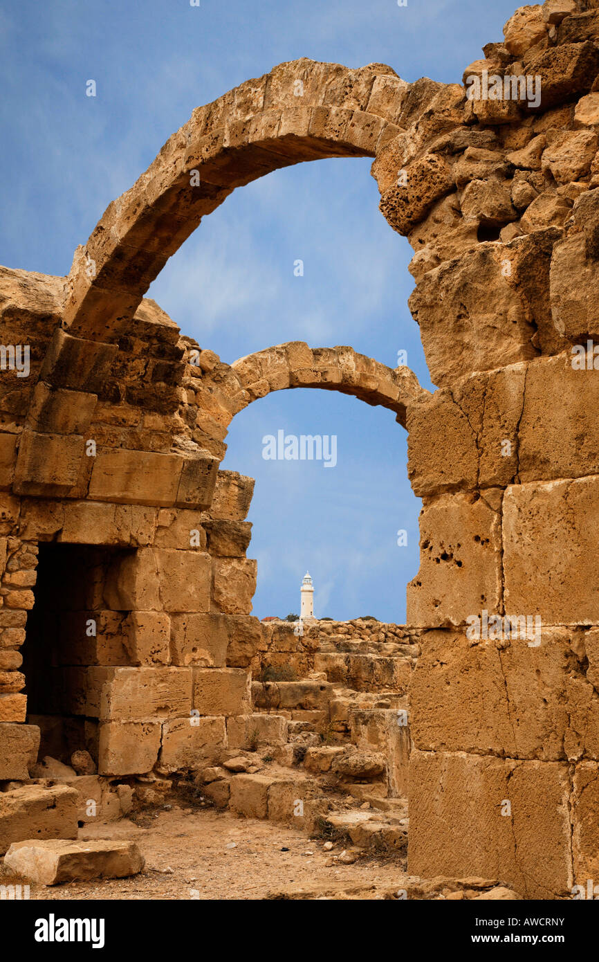 Sito archeologico di Paphos con vista di un faro in lontananza, Cipro, Europa Foto Stock