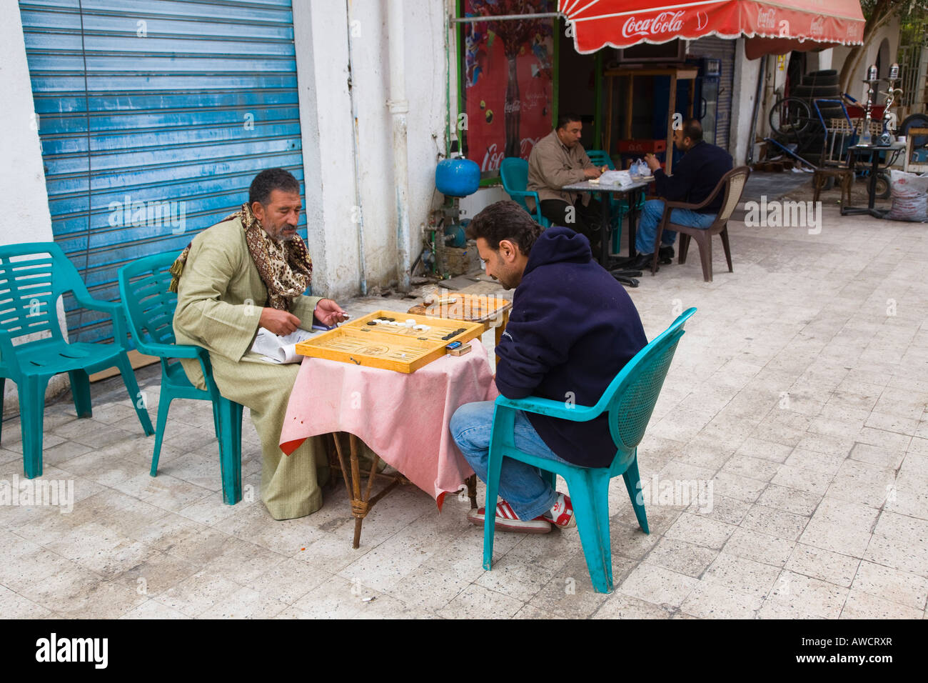 Due uomini egiziano di giocare a backgammon in la strada sul retro del vecchio Sinai Sharm Egitto Foto Stock