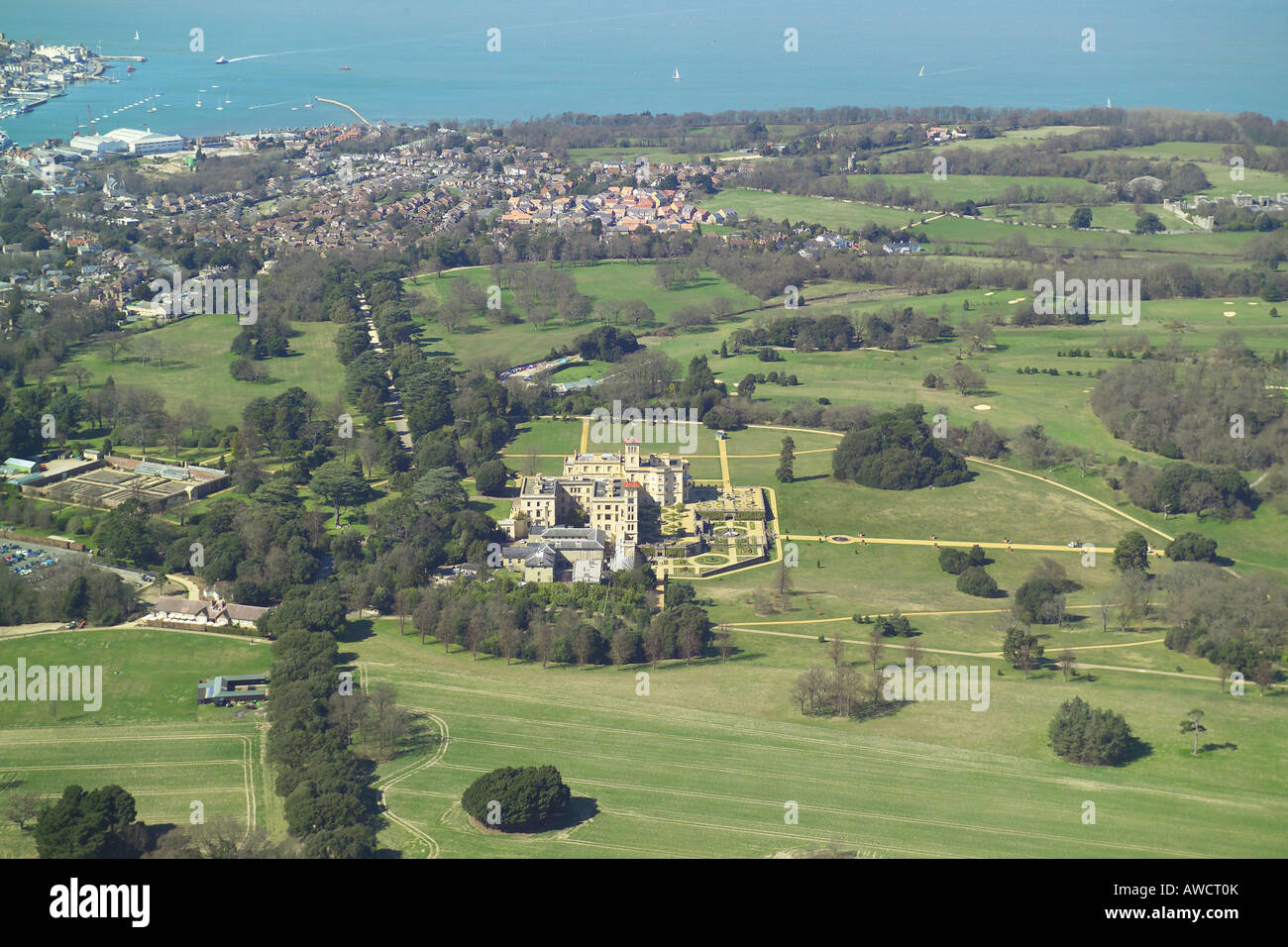 Vista aerea di Osborne House nell'Isola di Wight, che è l'ex residenza reale della regina Victoria Foto Stock