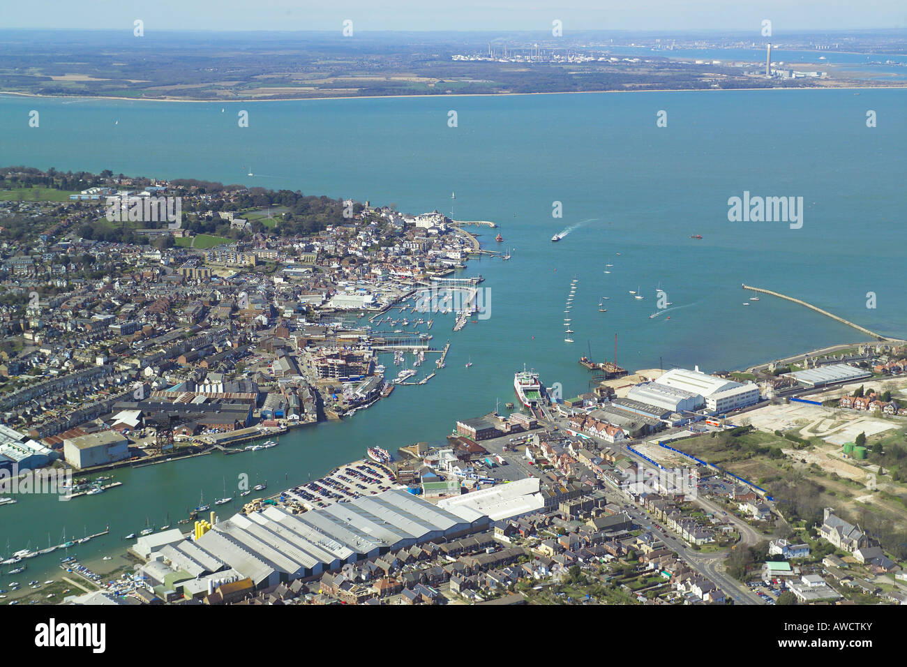 Panoramica vista aerea di Cowes & East Cowes sull'Isola di Wight con il ferry terminal, Boat Yard & il ponte galleggiante Foto Stock