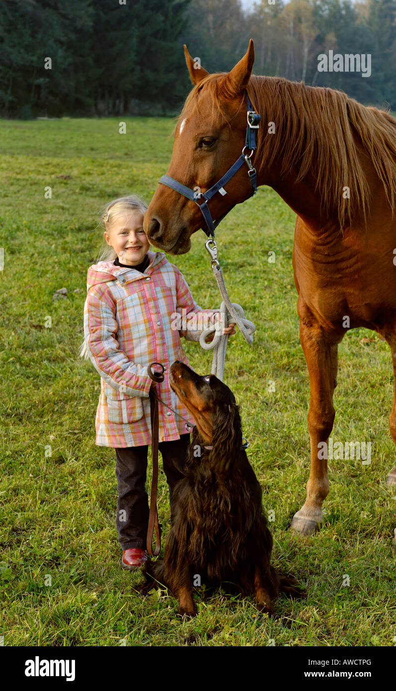 Ragazza con il suo cavallo e cane Foto Stock