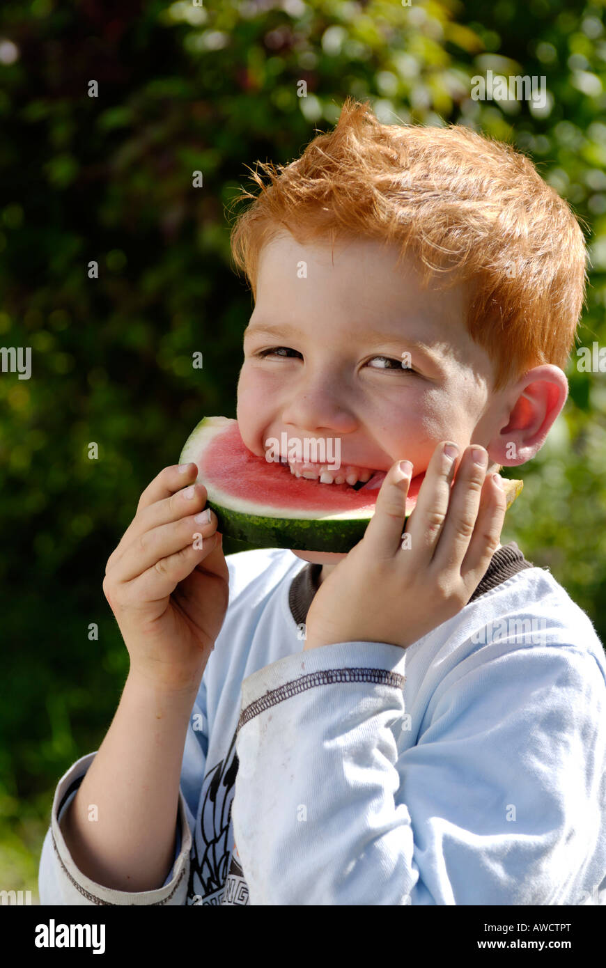 Ragazzo mangia un cocomero Foto Stock