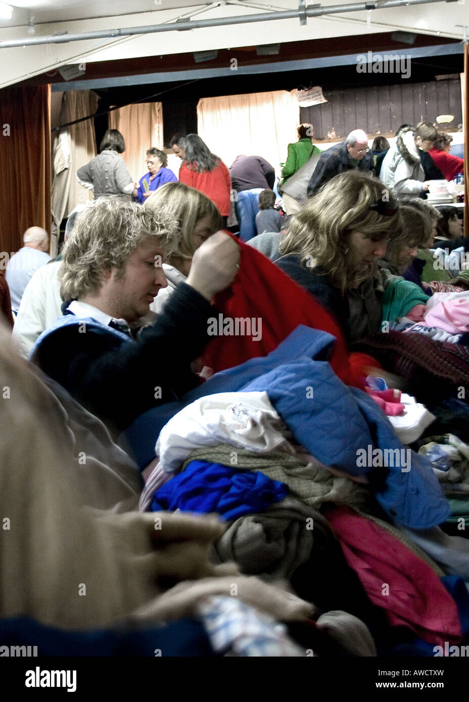 Frugando in accozzaglia in vendita in village hall Foto Stock