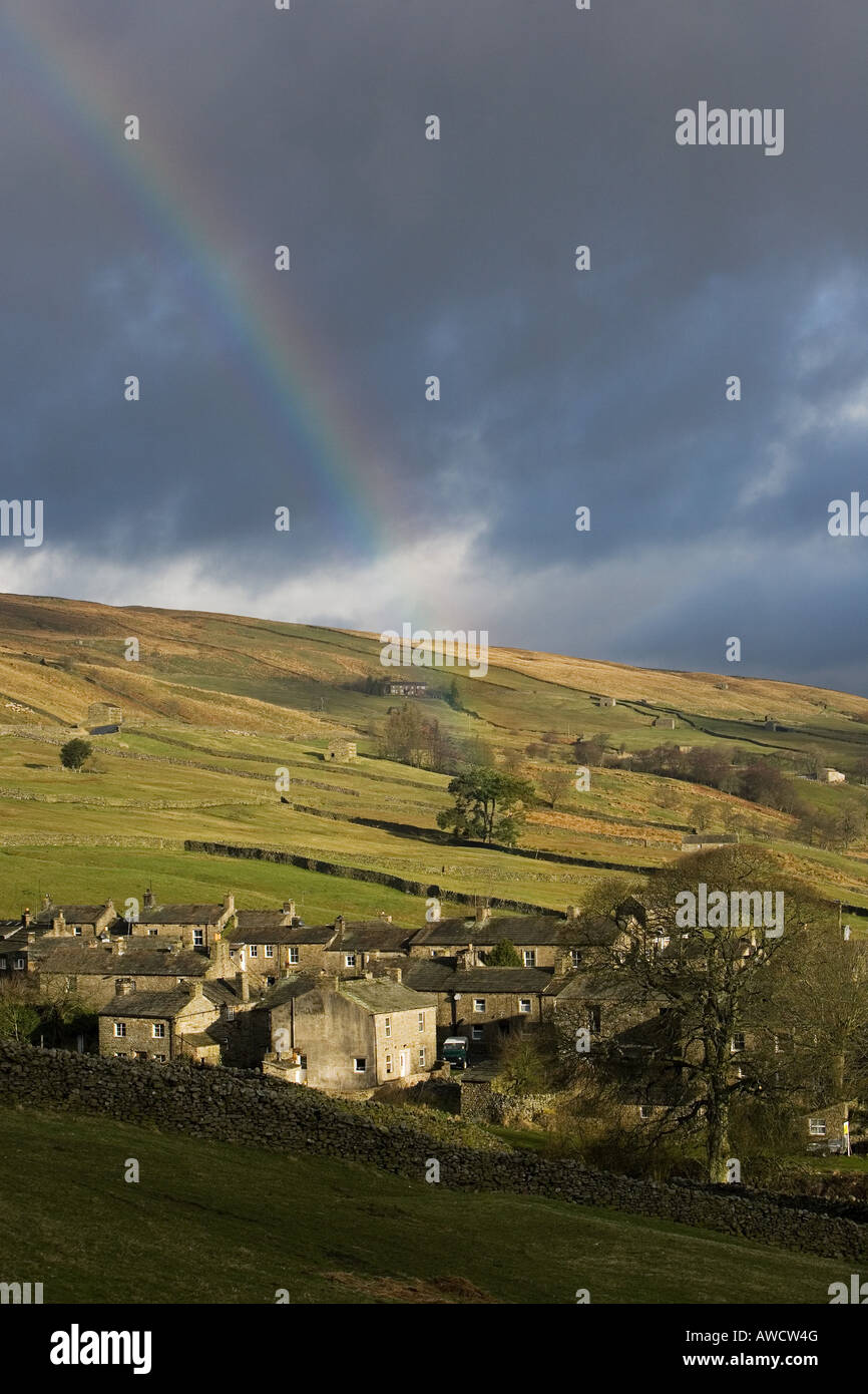 Rainbow su Thwaite village, Yorkshire Dales, Inghilterra Foto Stock
