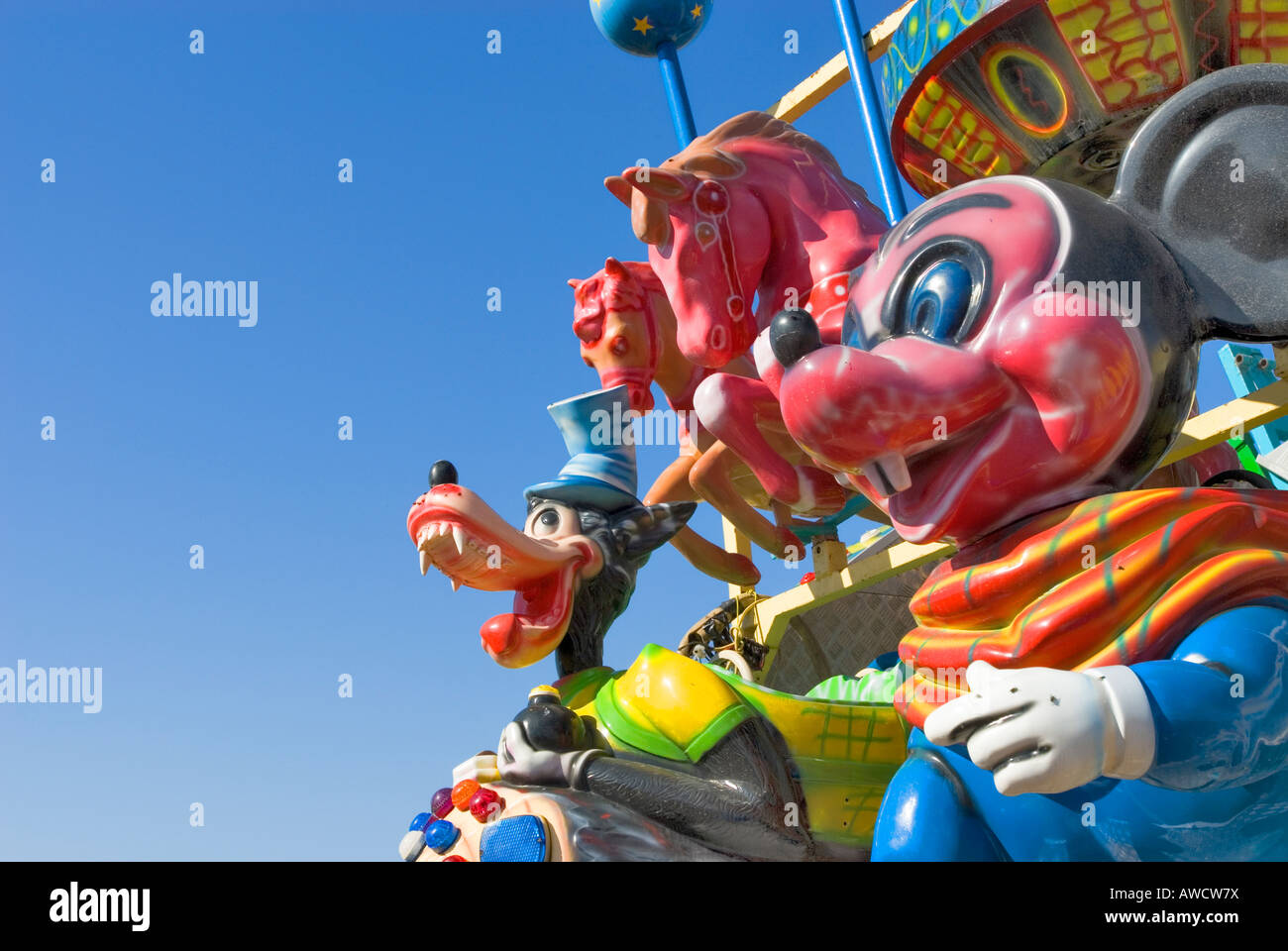 Spagna Isole Canarie Tenerife Mickey Mouse e Pippo colorato parco di divertimenti figure sorridente loughing urlando urlare il divertimento Foto Stock