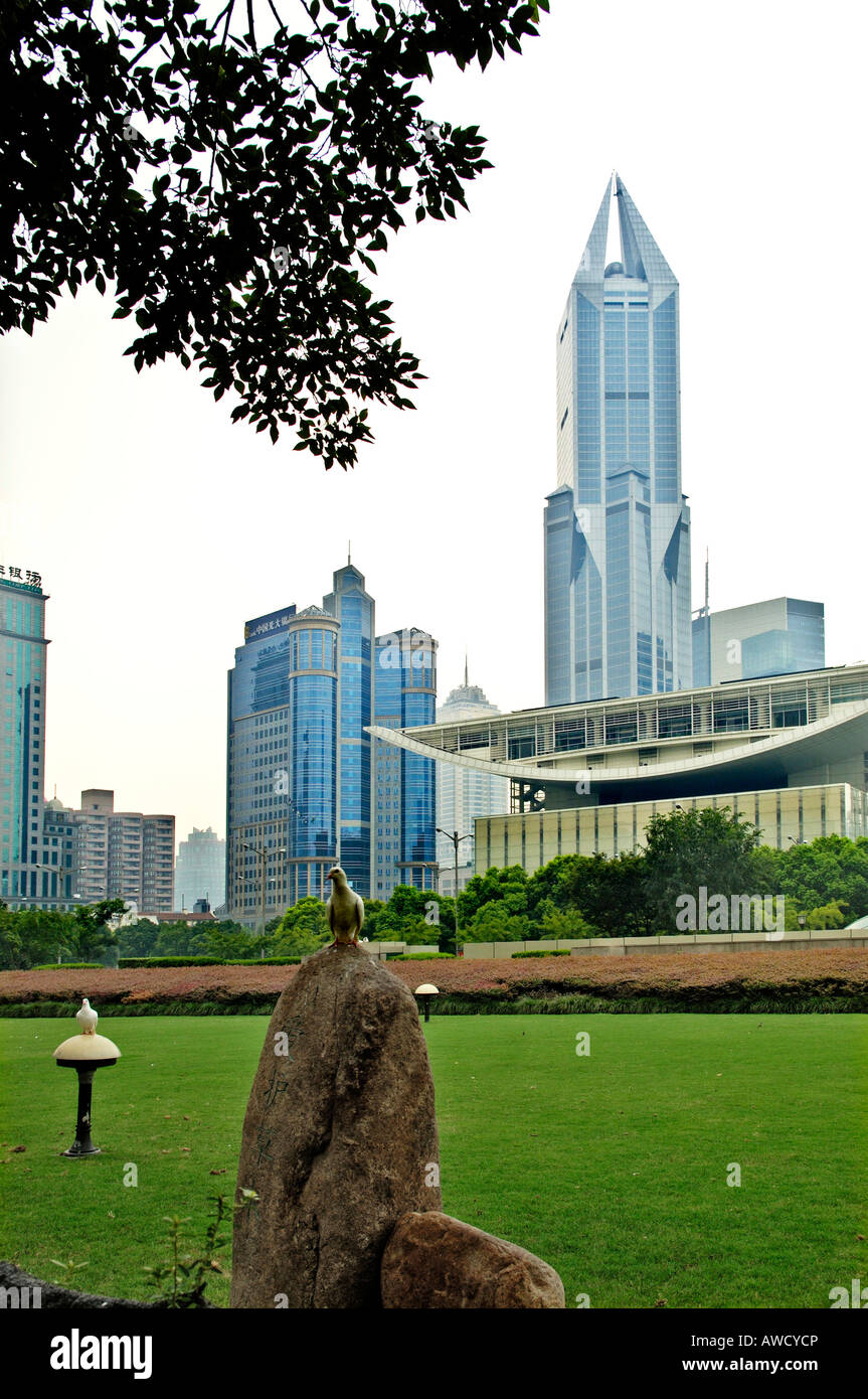 Parco pubblico, grattacieli, JW-Marriot-Hotel e Grand Theatre, Shanghai, Cina e Asia Foto Stock