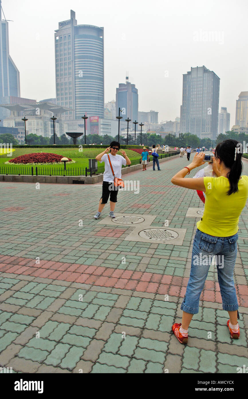 Parco pubblico, grattacieli, cinese prendere alcune foto, Shanghai, Cina e Asia Foto Stock