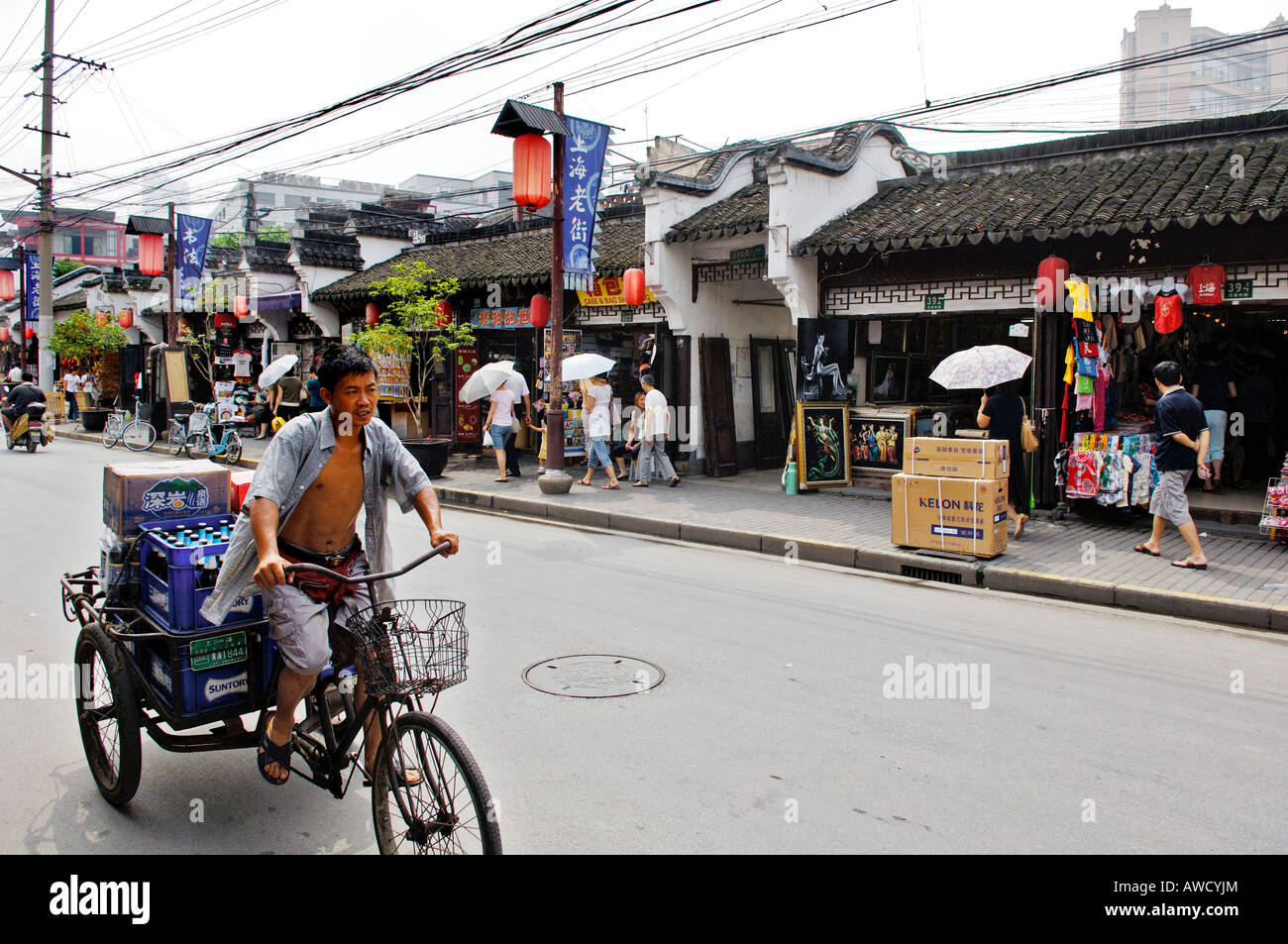 Street nella parte vecchia di Shanghai, cavo caos, piccoli negozi, traffico, Shanghai, Cina e Asia Foto Stock