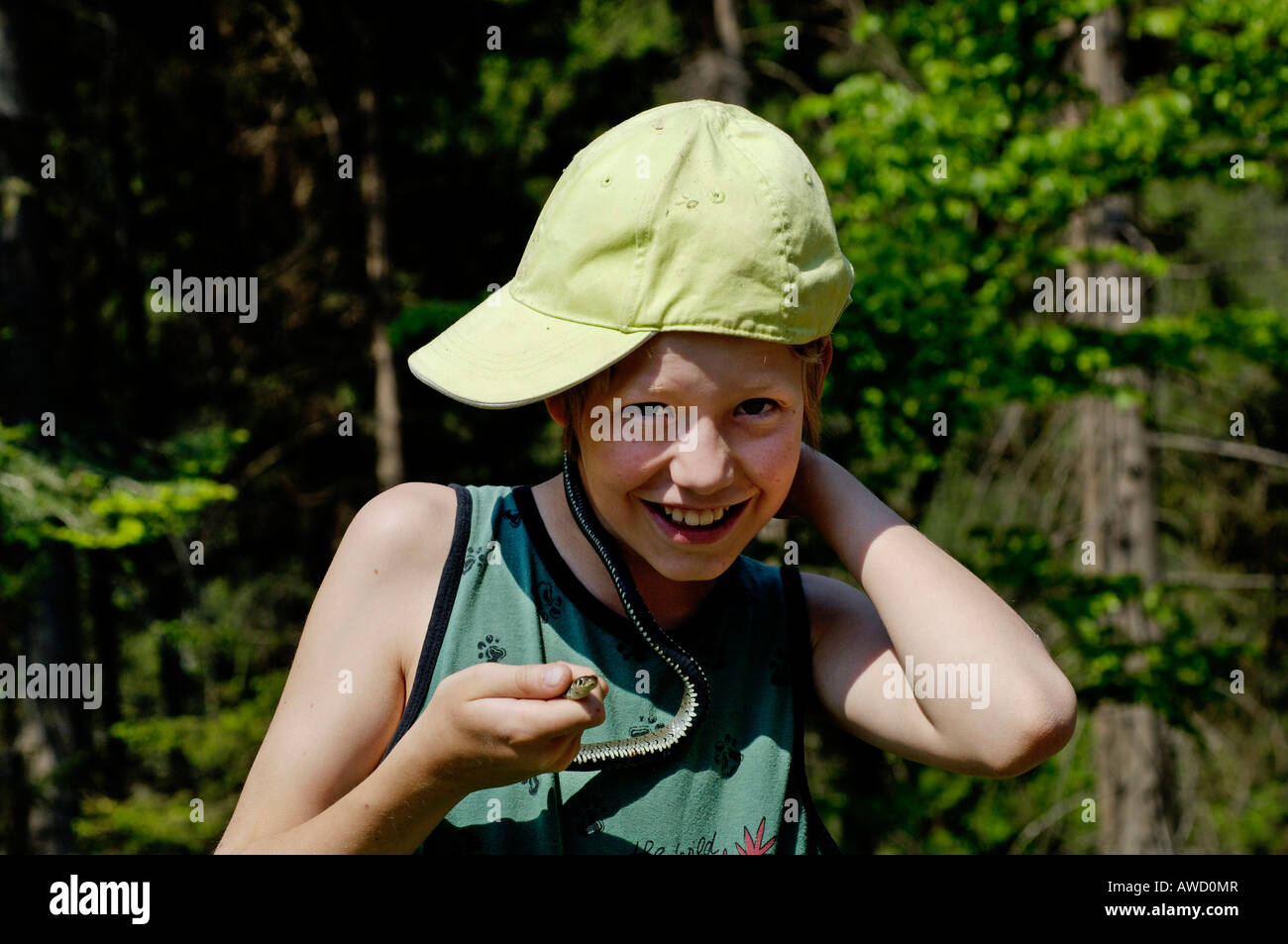 Ragazzo di undici anni tenendo un Blindworm o rallentare il worm (Anguis fragilis) intorno al suo collo Foto Stock