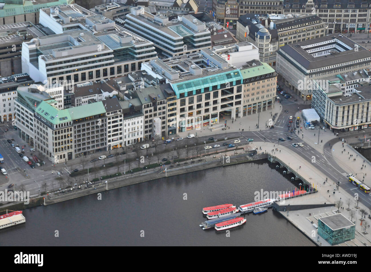 Vista del lago Binnenalster e il passaggio di Europa, Amburgo, Germania, Europa Foto Stock
