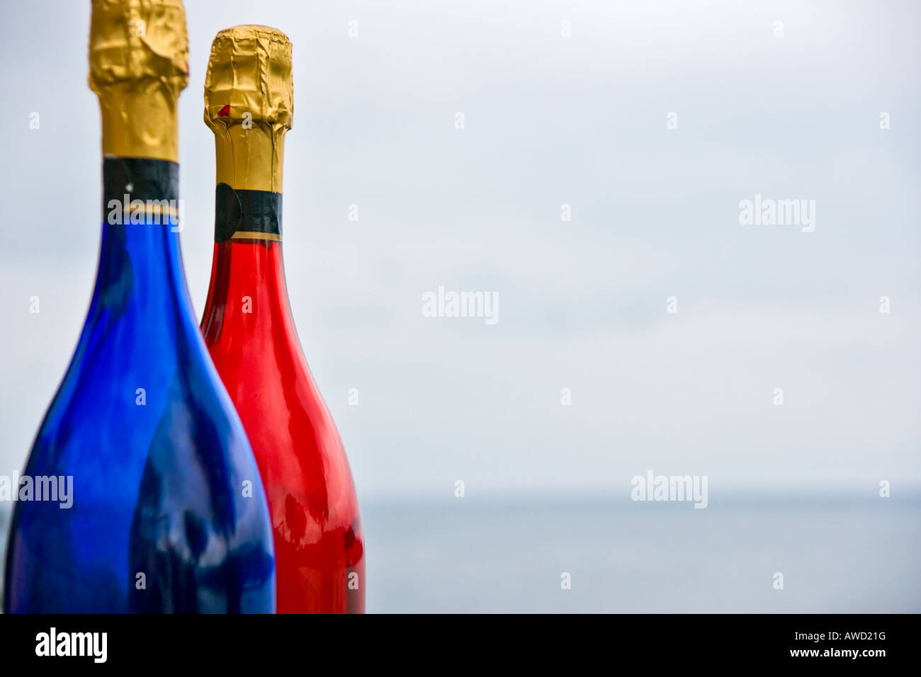 Rosso e blu bottiglia Foto Stock