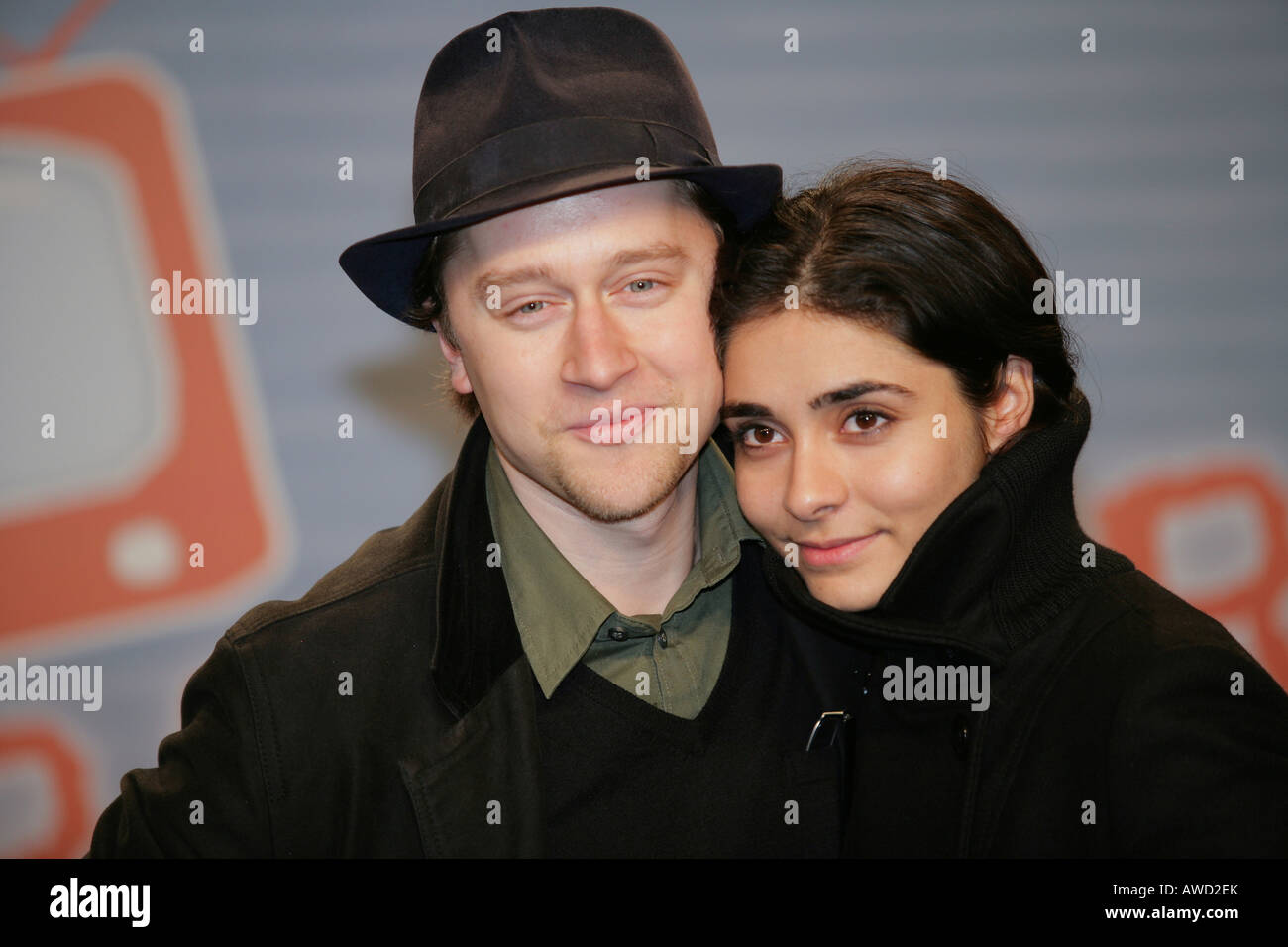 Adrian Topol insieme con l'attrice Pegan Ferydoni sulla serata di apertura del film 'Free Rainer - dein Fernseher luegt' , 03.11.20 Foto Stock