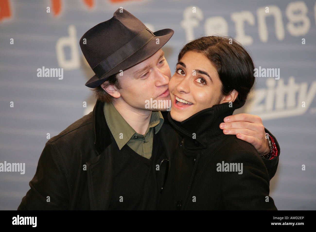Adrian Topol insieme con l'attrice Pegan Ferydoni sulla serata di apertura del film 'Free Rainer - dein Fernseher luegt' , 03.11.20 Foto Stock