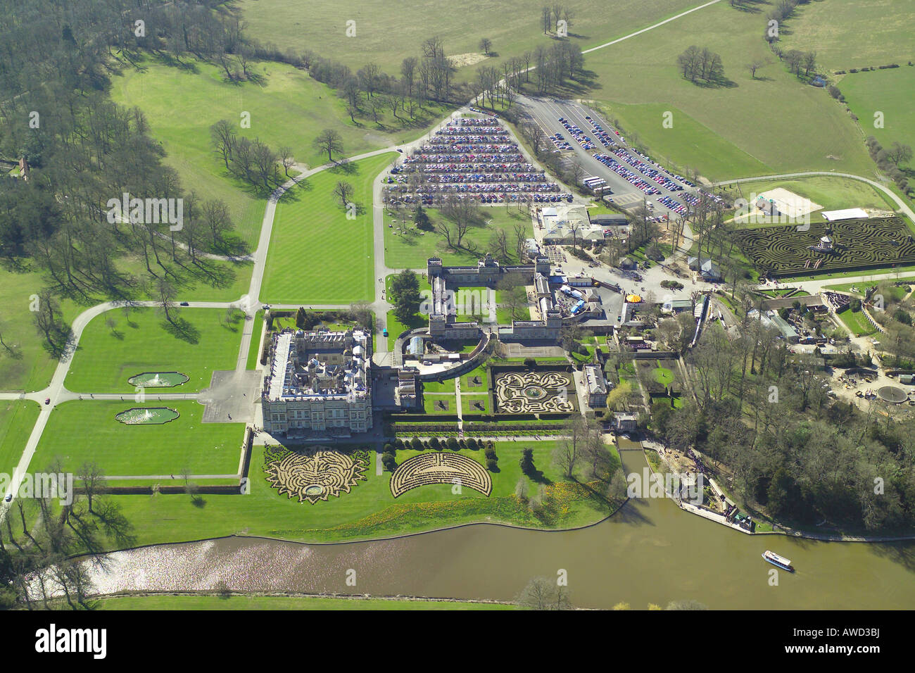 Vista aerea di Longleat House mostrato con i giardini formali e il lago. La dimora signorile è famosa per il suo parco di safari Foto Stock