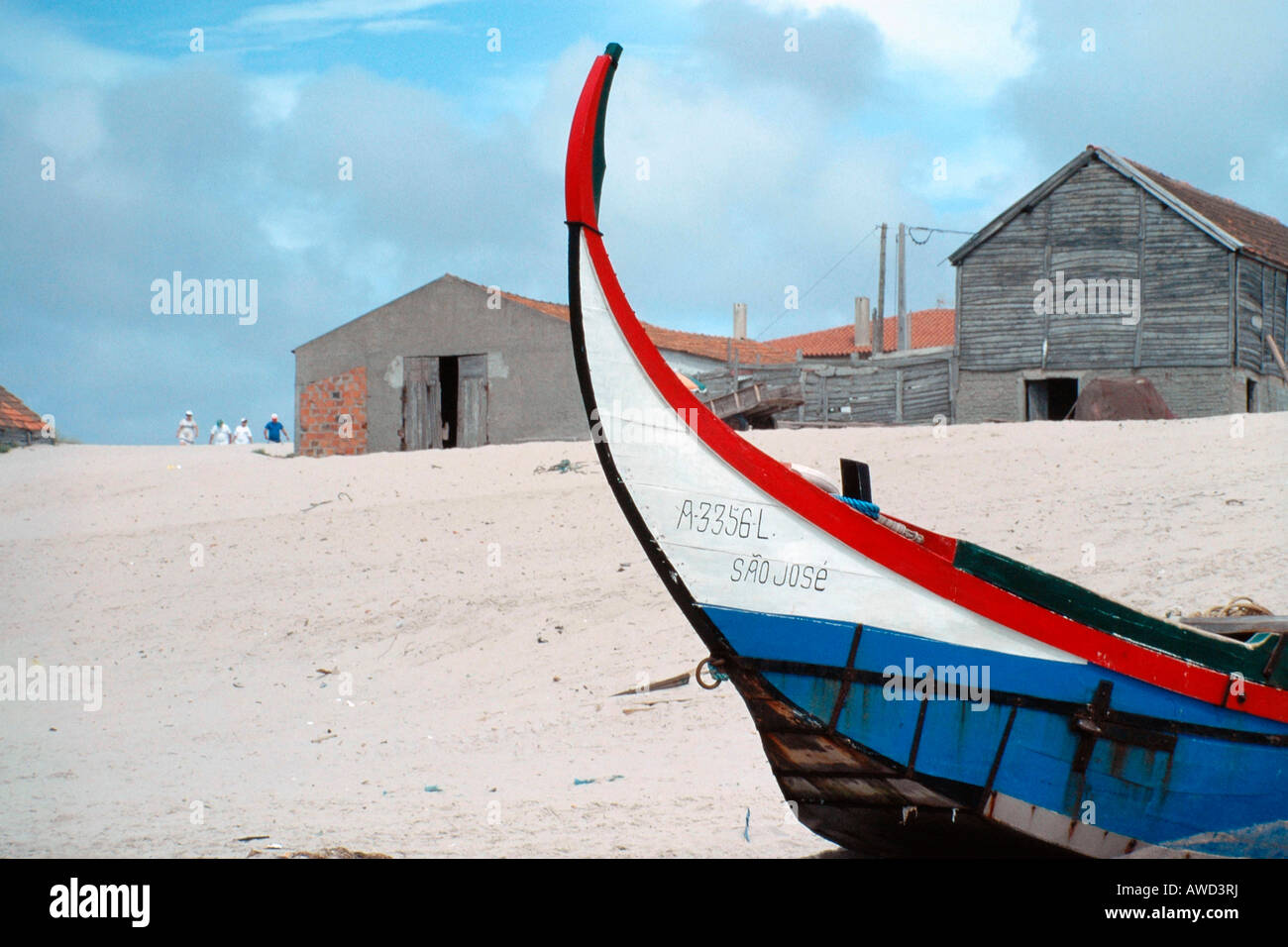 Barca sulla spiaggia di Esposende, Portogallo settentrionale, Europa Foto Stock