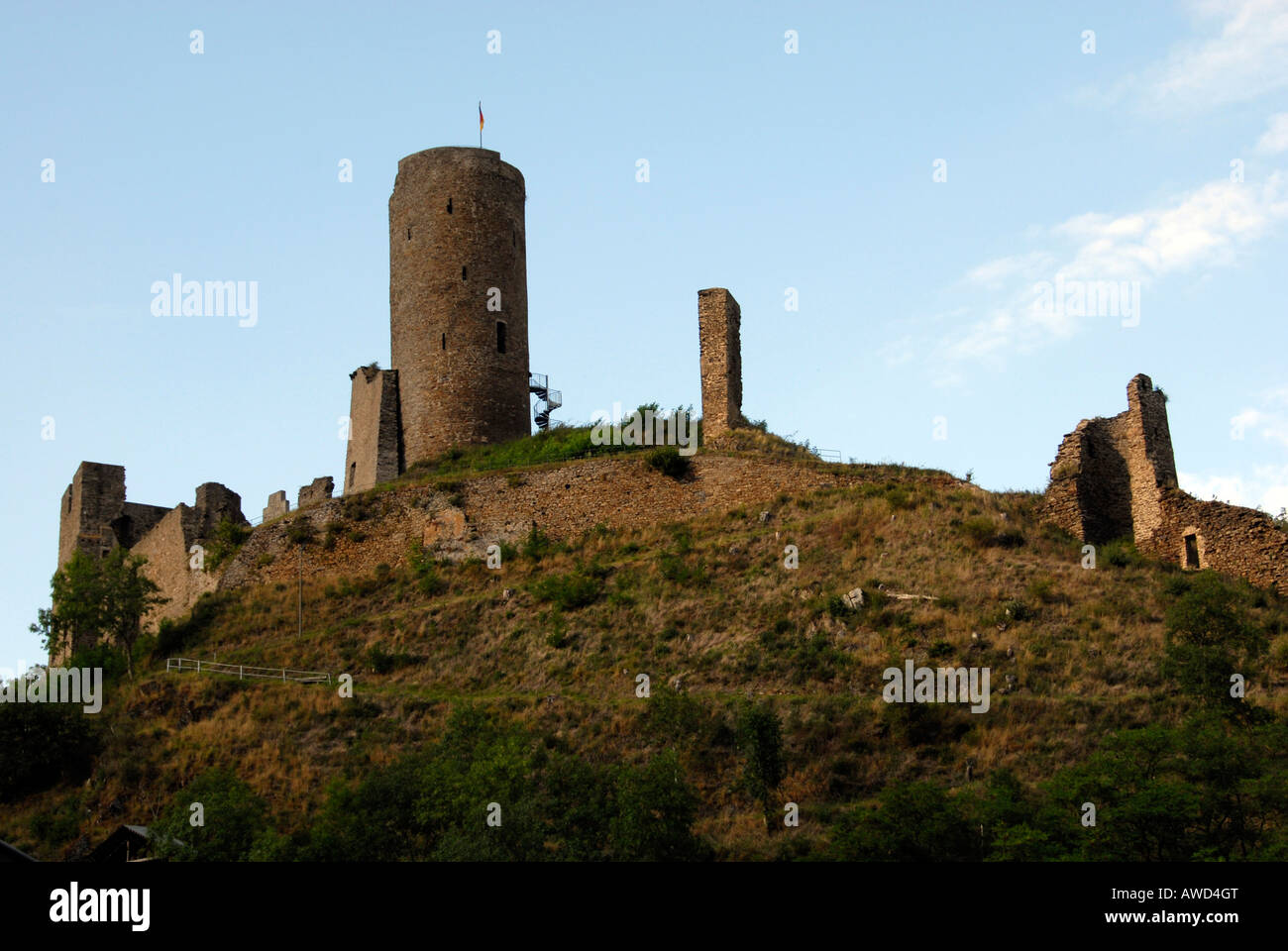 Rovine del Castello nella città di Monreal, vincitore del "Unser Dorf hat Zukunft" (la nostra città ha un futuro) concorso nazionale nel 2004, M Foto Stock