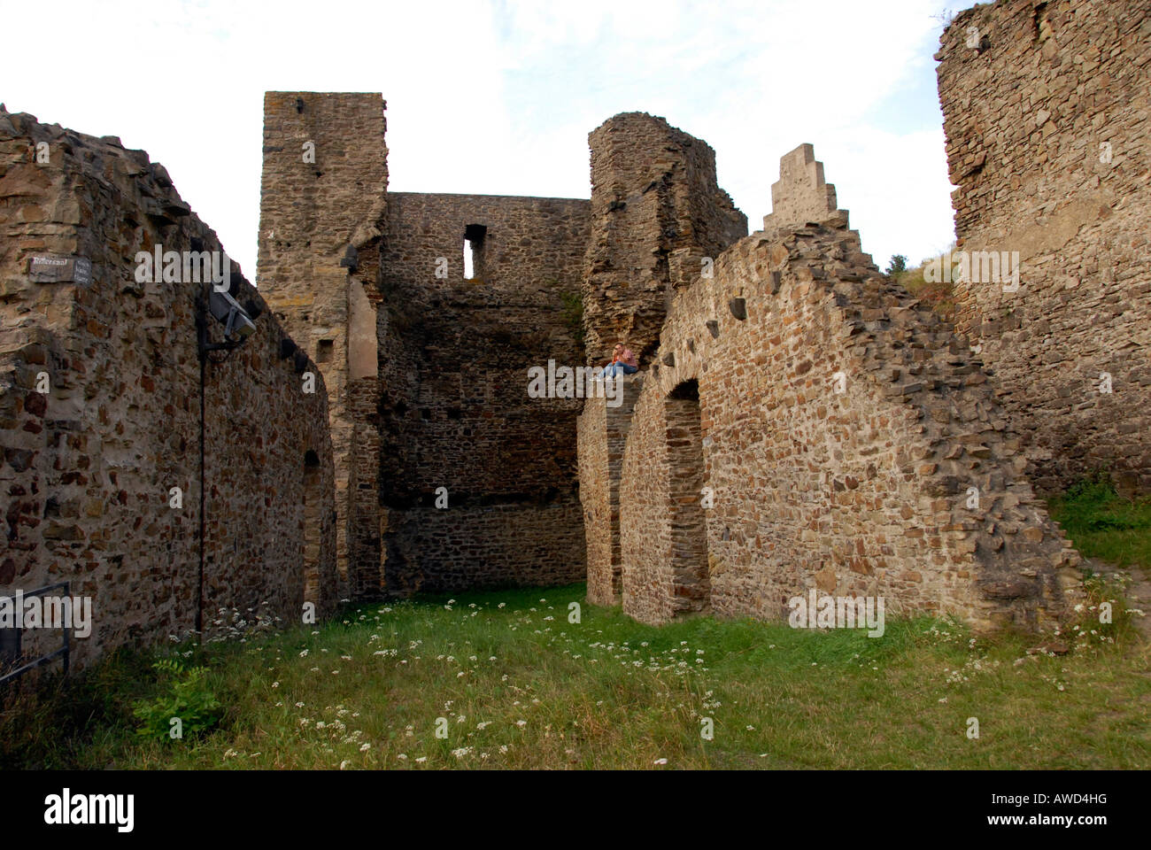 Rovine del Castello nella città di Monreal, vincitore del "Unser Dorf hat Zukunft" (la nostra città ha un futuro) concorso nazionale nel 2004, M Foto Stock