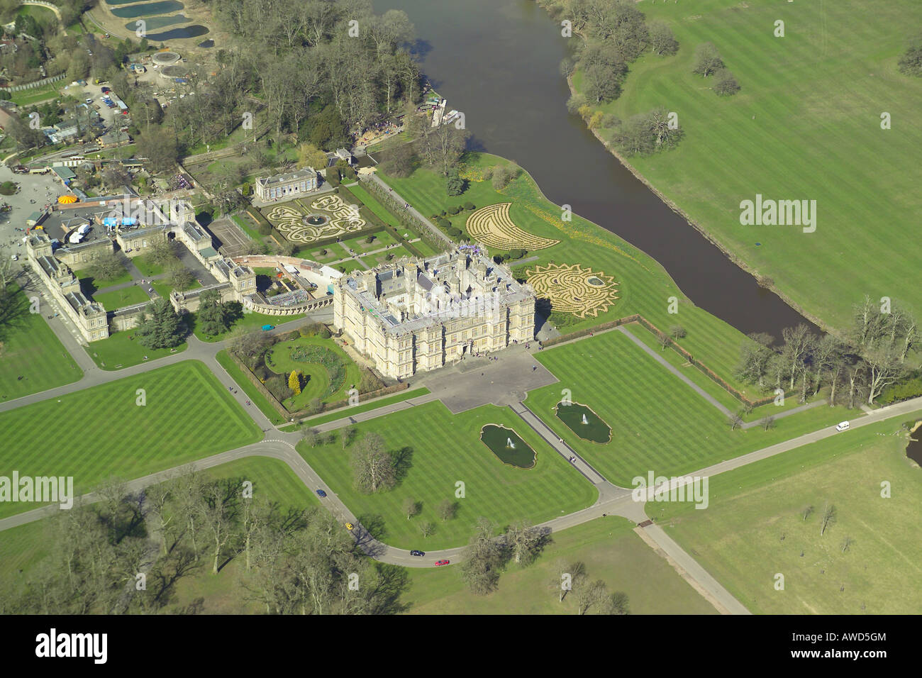 Vista aerea di Longleat House mostrato con i giardini formali e il lago. La dimora signorile è famosa per il suo parco di safari Foto Stock