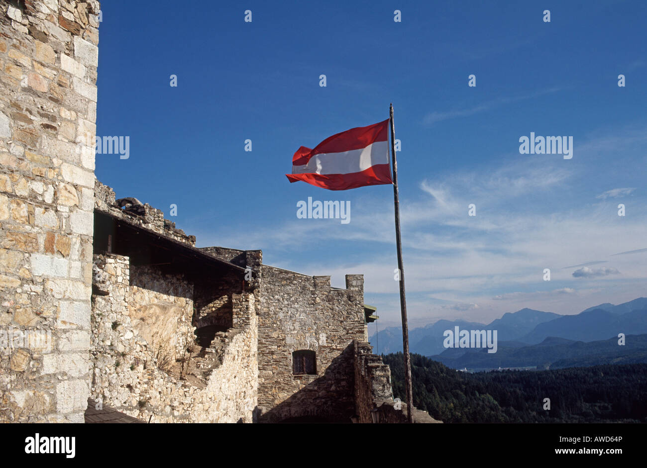 Bandiera austriaca su Mt. Landskron, Carinzia, Austria, Europa Foto Stock