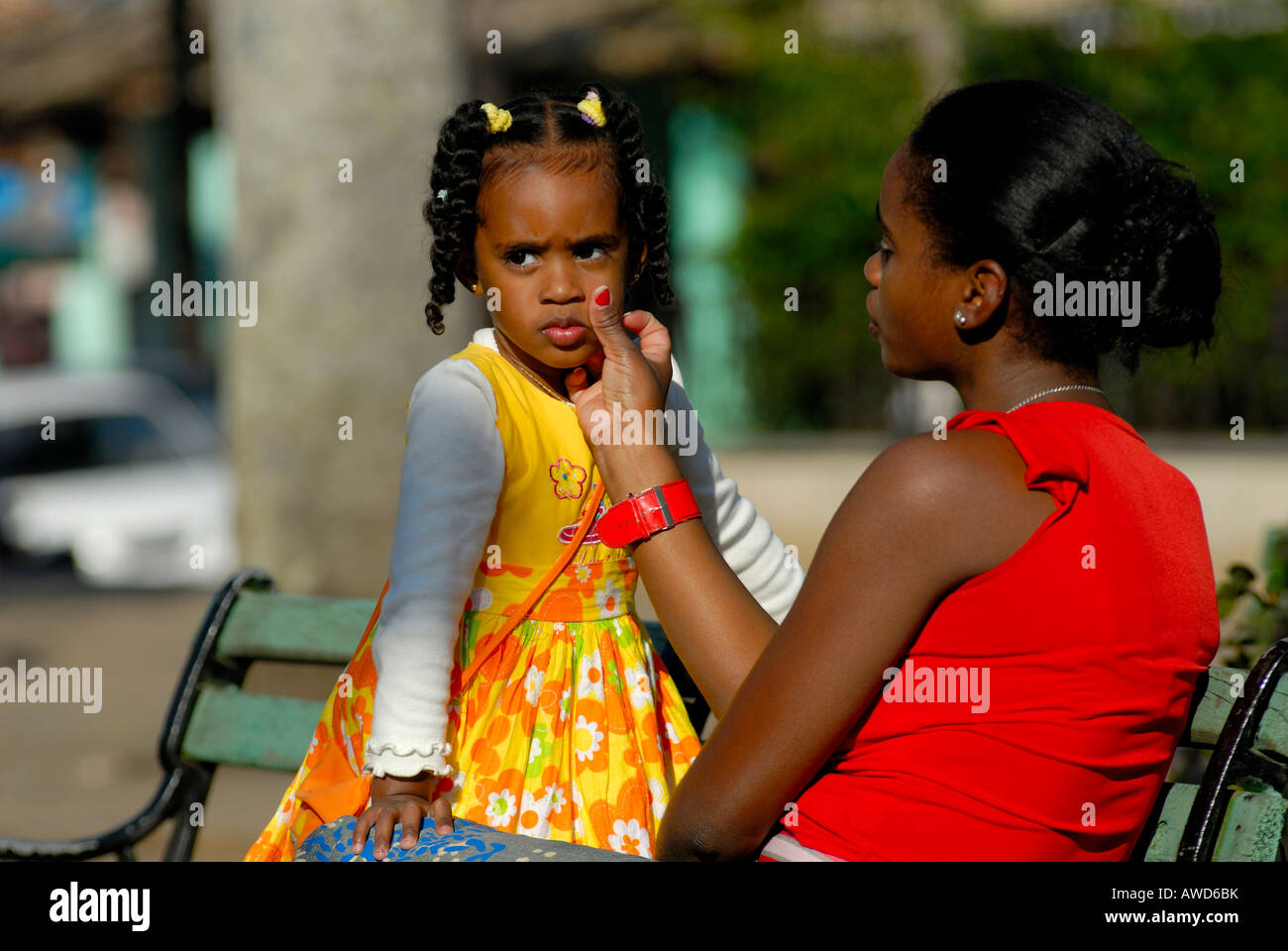 Afro-cubane madre e figlia, Havana, Cuba, Caraibi, America Foto Stock