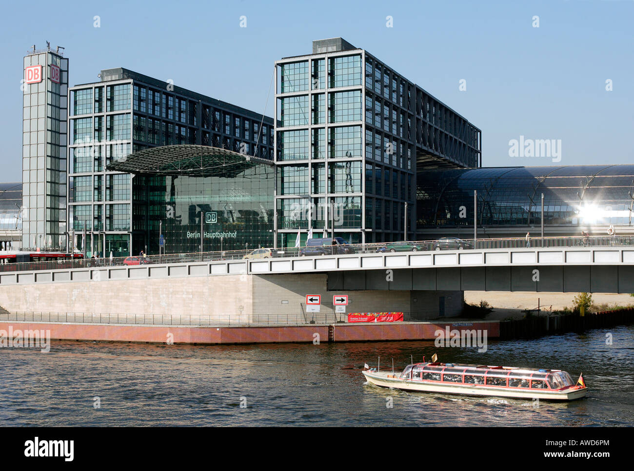 In barca per visite guidate nella parte anteriore di Berlino alla Stazione Centrale sul fiume Spree, Germania, Europa Foto Stock