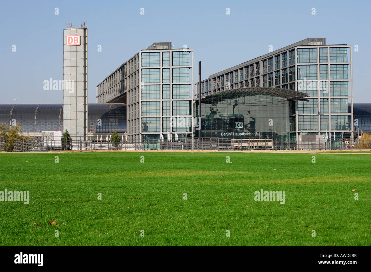 Prato verde di fronte alla Stazione Centrale (Hauptbahnhof) di Berlino, Germania, Europa Foto Stock