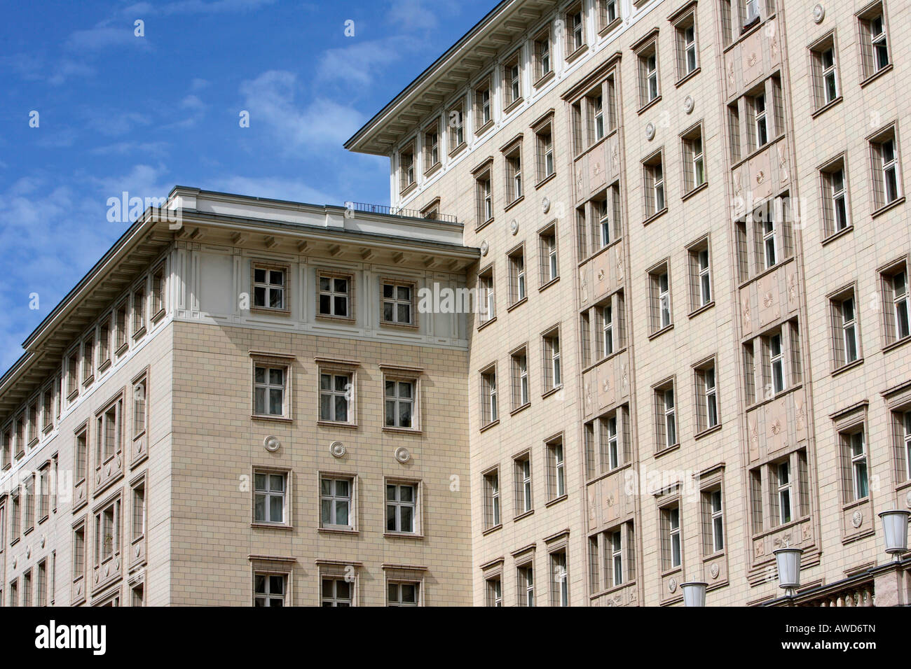 Vecchio appartamento case a Frankfurter Allee (Stalinallee) in Berlin Friedrichshain, Germania, Europa Foto Stock
