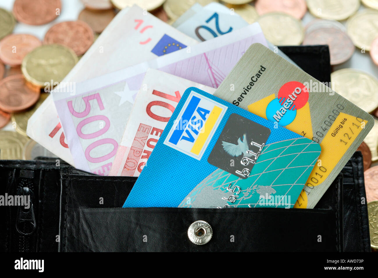 Carta di credito VISA, CE Master Card, banconote e monete in euro in una borsa Foto Stock