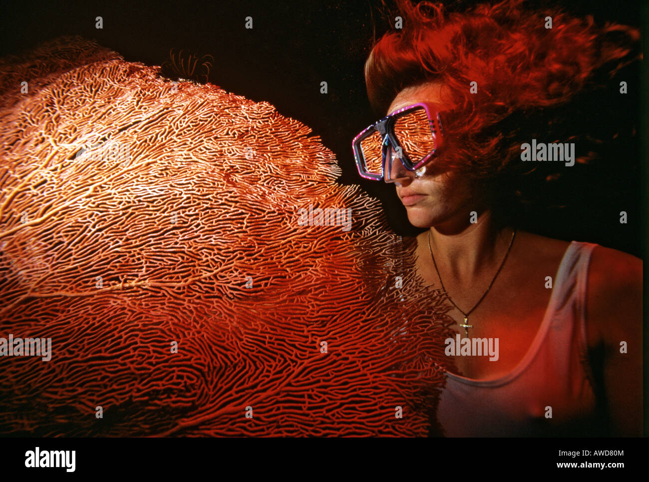 Femmina subacqueo con la forma di un ventaglio di gorgonie e mare frusta o mare fan (Scleraxonia), Soft Coral specchiato in occhiali, foto subacquee Foto Stock