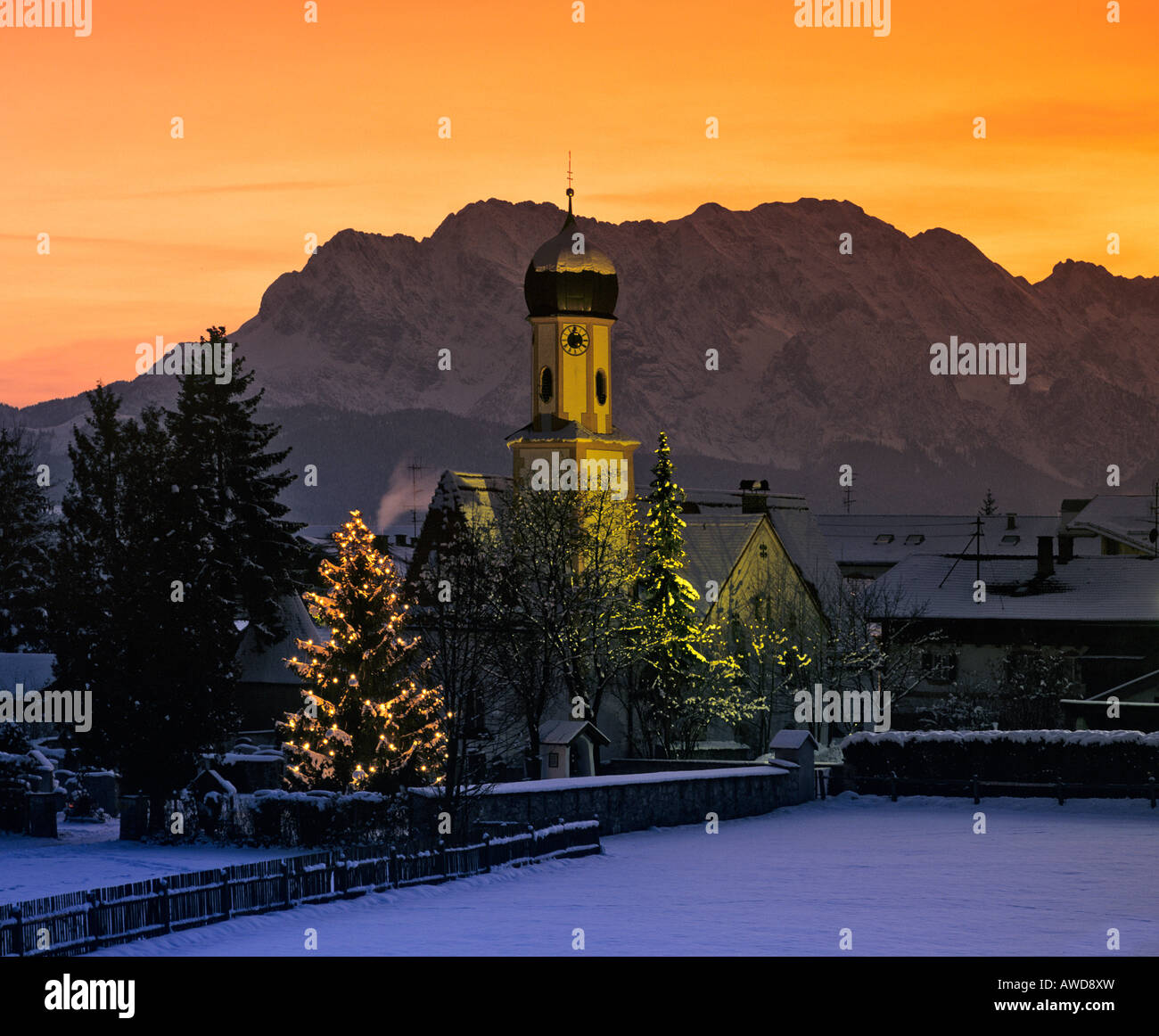 La chiesa e l'albero di Natale, gamma di Wetterstein, Alta Baviera, Baviera, Germania, Europa Foto Stock