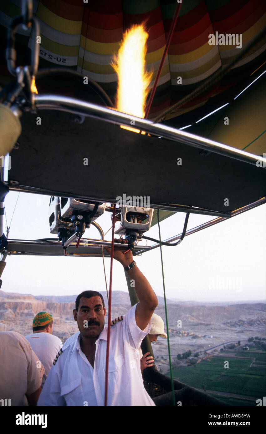 Nord Africa Alto Egitto luxor la mattina presto mongolfiera in viaggio sulla Cisgiordania Foto Stock