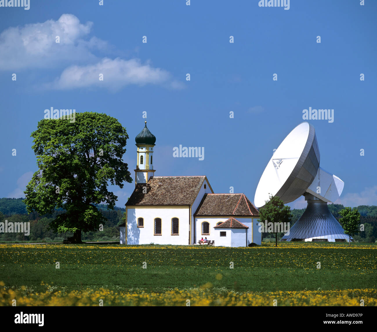 Antenna di stazioni terrestri di comunicazione via satellite, Raisting St Johann Cappella, Alta Baviera, Baviera, Germania Foto Stock