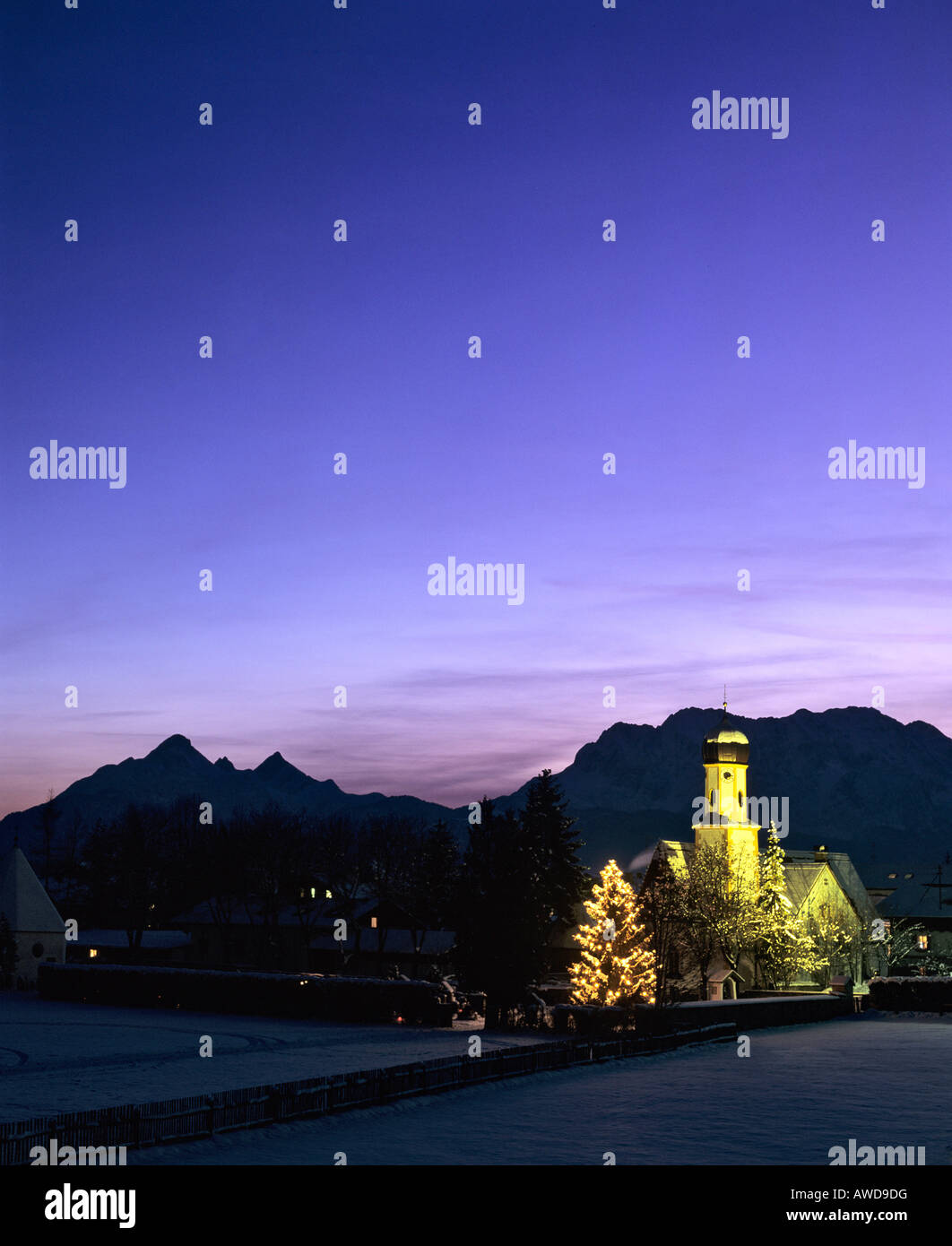 Chiesa con albero di natale a Wallgau, montagne del Wetterstein, Isar Valley, Alta Baviera, Germania Foto Stock