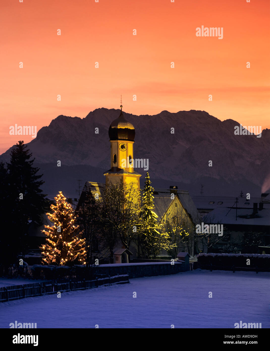 Chiesa con albero di natale a Wallgau, montagne del Wetterstein, Isar Valley, Alta Baviera, Germania Foto Stock