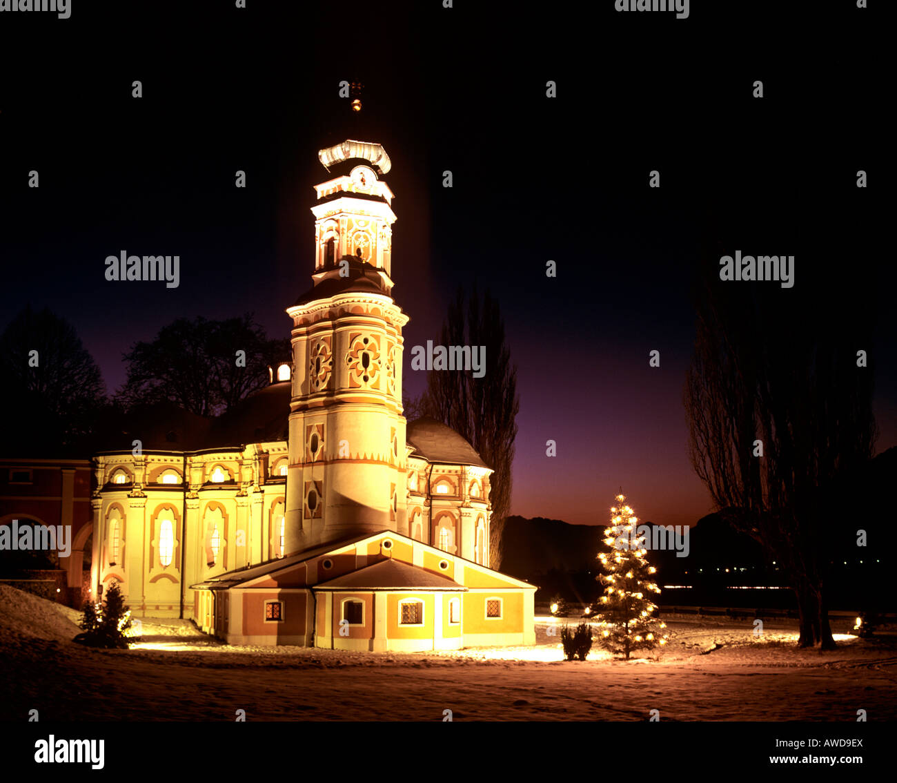 Inverno, Karlskirche, albero di Natale, vicino a Volders, Valle Inn, Tirolo, Austria, Europa Foto Stock