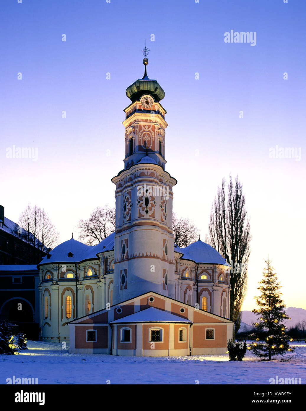 Inverno, Karlskirche, albero di Natale, vicino a Volders, Valle Inn, Tirolo, Austria, Europa Foto Stock