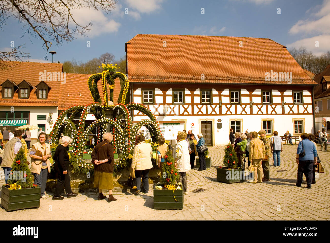 I visitatori a Pasqua fontana, casa in legno e muratura, Heiligenstadt, Svizzera della Franconia, Baviera, Germania, Europa Foto Stock