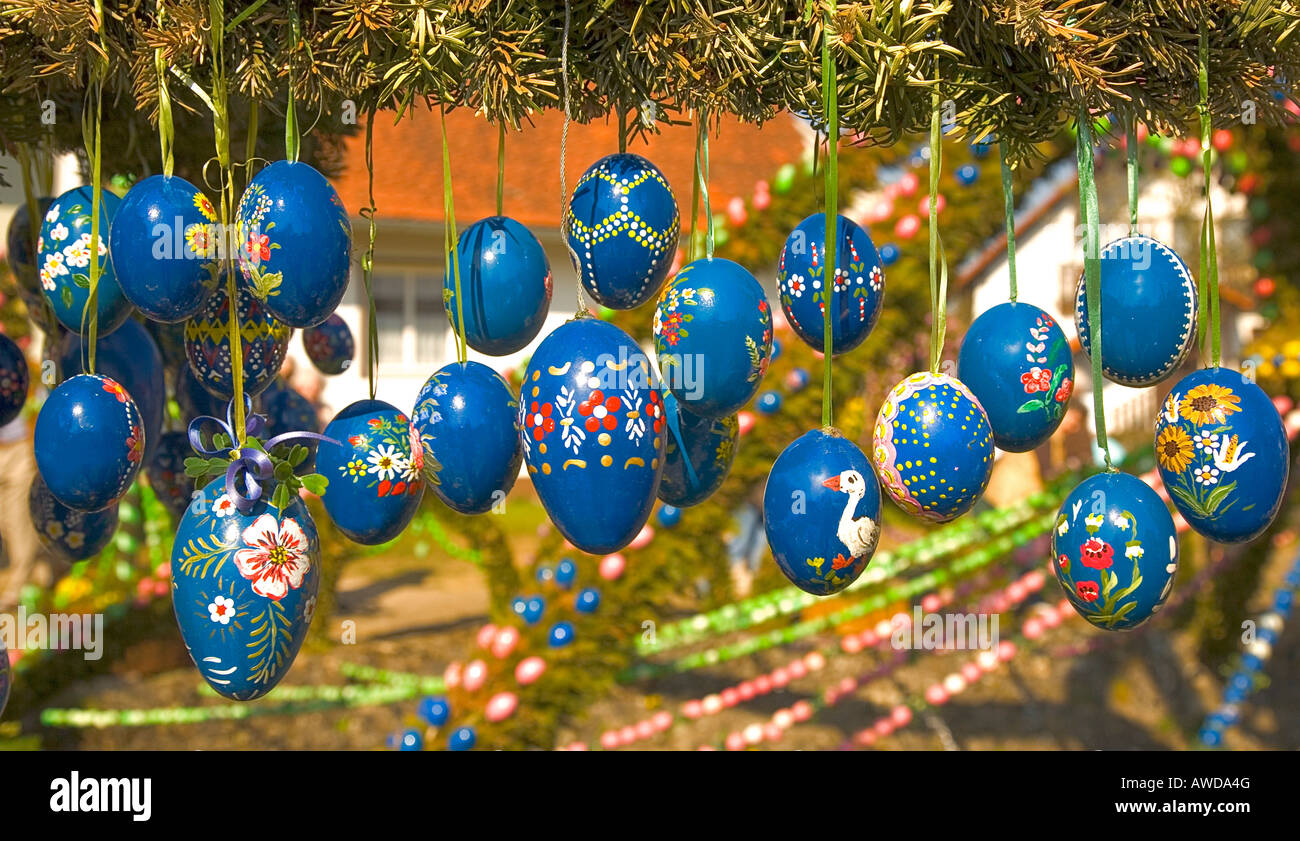 Dipinto di uova di Pasqua sulla fontana di Pasqua, Bieberach, Svizzera della Franconia, Baviera, Germania, Europa Foto Stock
