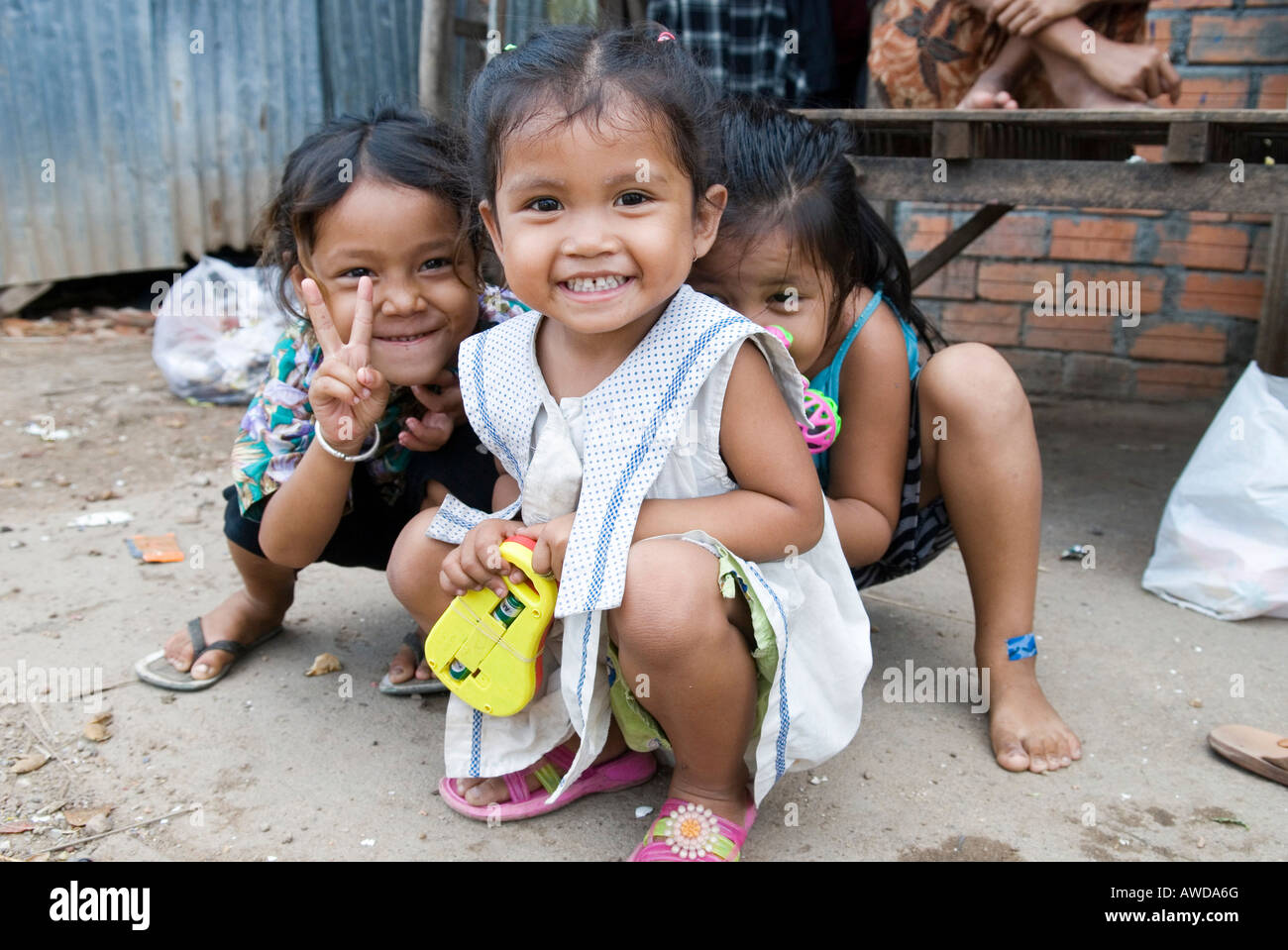 I bambini in Dey Krahom delle baraccopoli, Phnom Phen, Cambogia Foto Stock