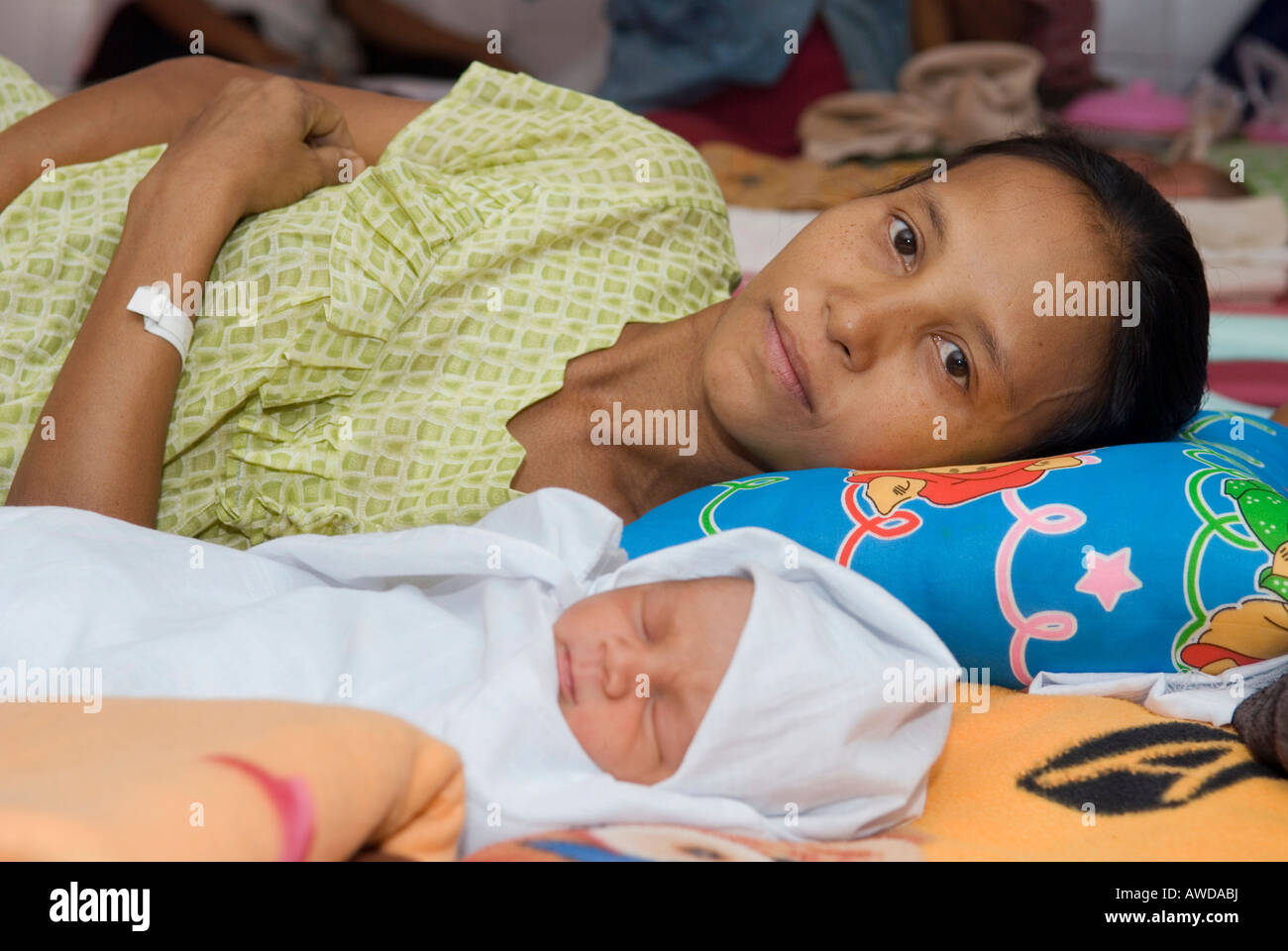 Rifugiati birmani madre con bambino appena nato, Mae Tao Clinic, Maesot, Thailandia Foto Stock