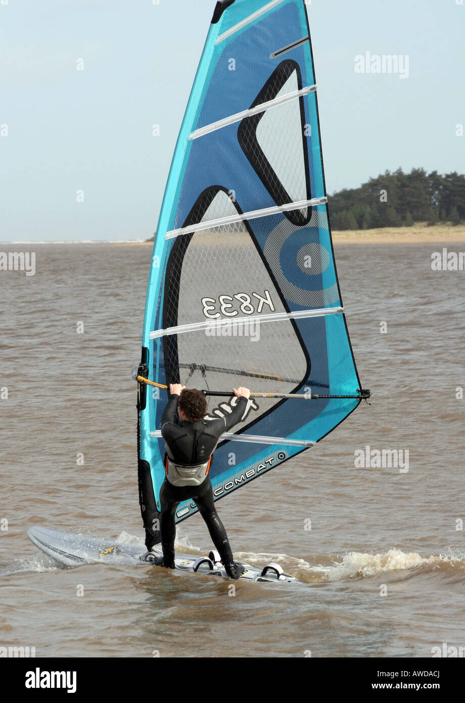 Giovani windsurfer praticando si muove Foto Stock