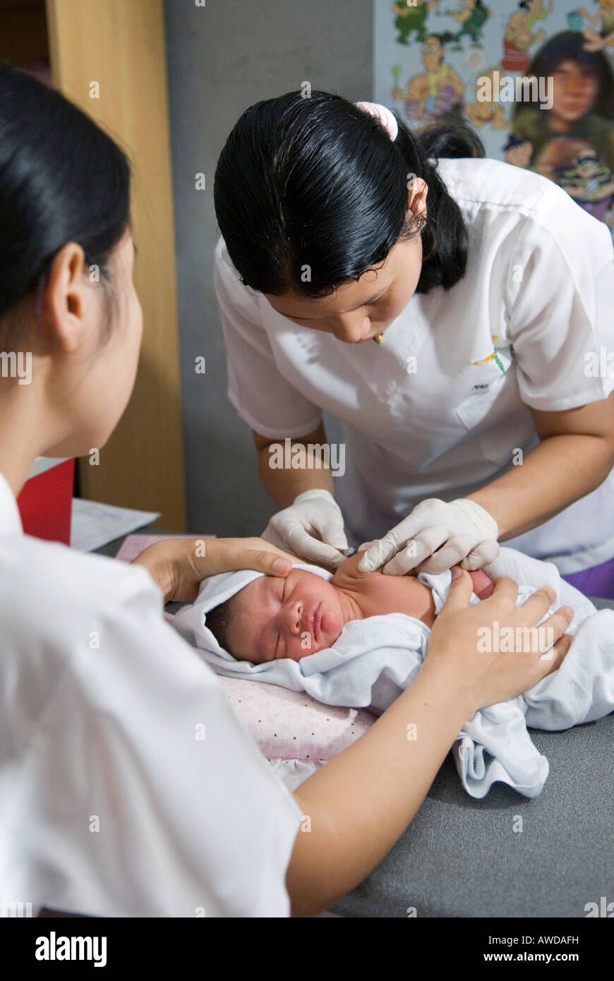 La vaccinazione di un bambino, Child Health Department di Mae Tao Clinic per i profughi birmani, Maesot, Thailandia Foto Stock